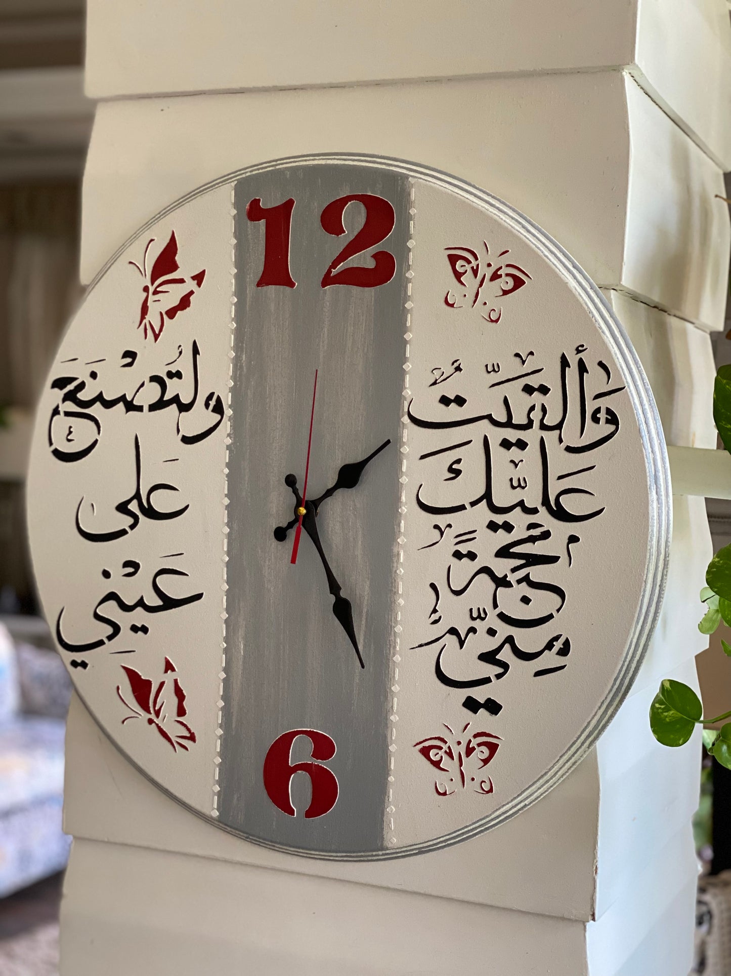 ساعه اوف وايت *رمادي  كتابه اسود في احمر كريز