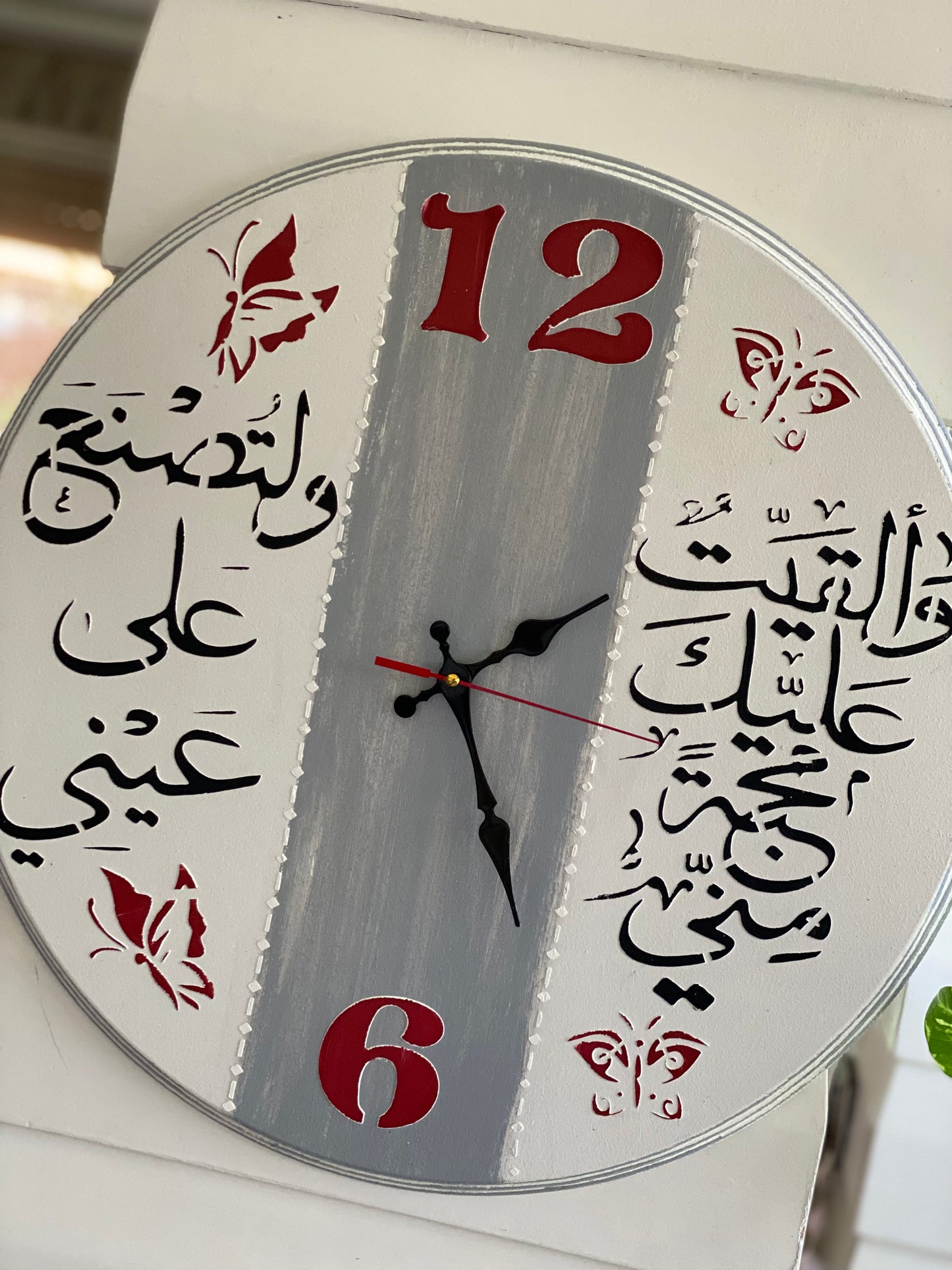 ساعه اوف وايت *رمادي  كتابه اسود في احمر كريز