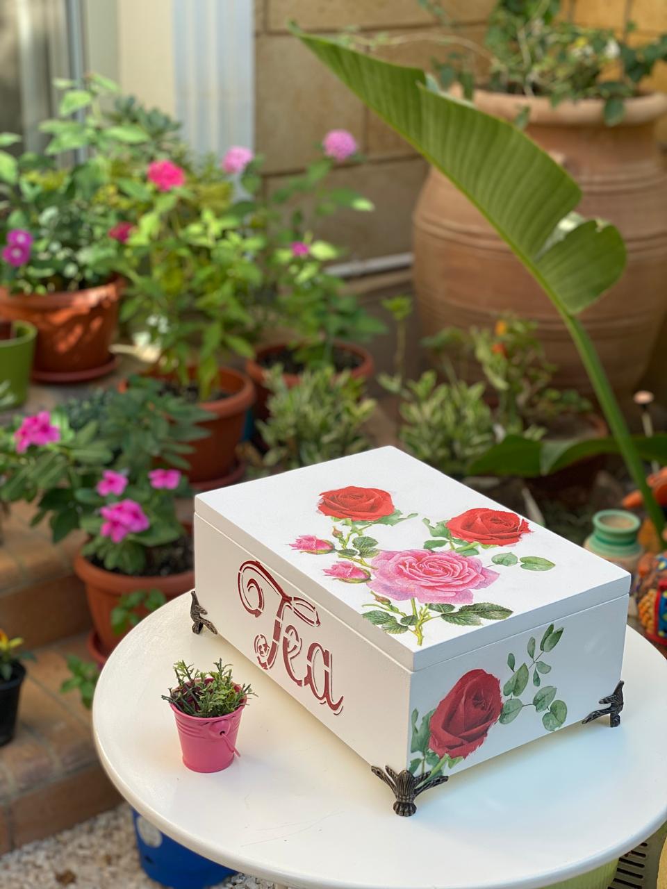 (tea box )اوف وايت ورده بلدي احمر و روز