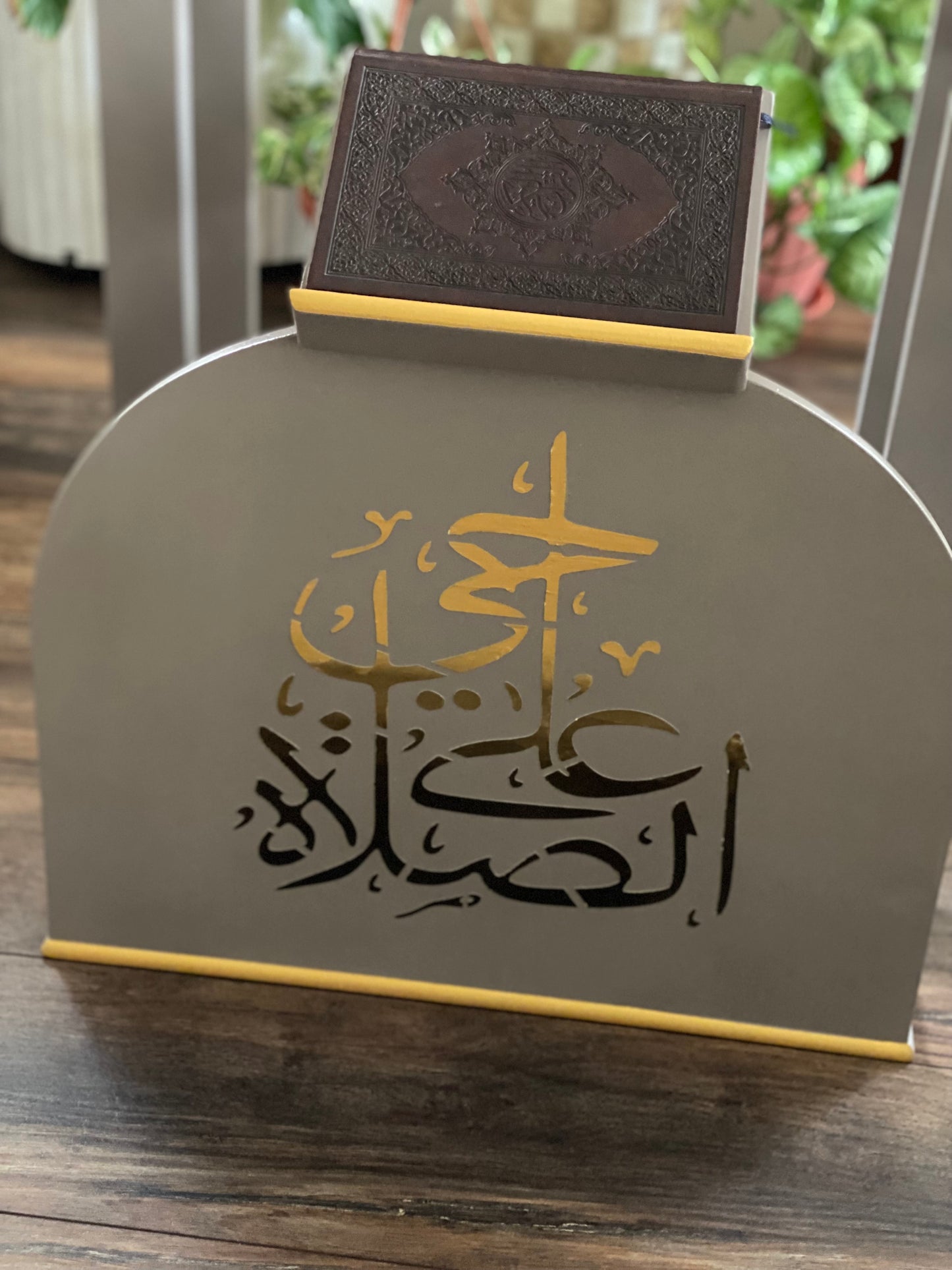 حامل سجاجيد صلاه ومصحف كافيه كلمه حي علي الصلاه بارزه مدرجه دهبي مع زيتي