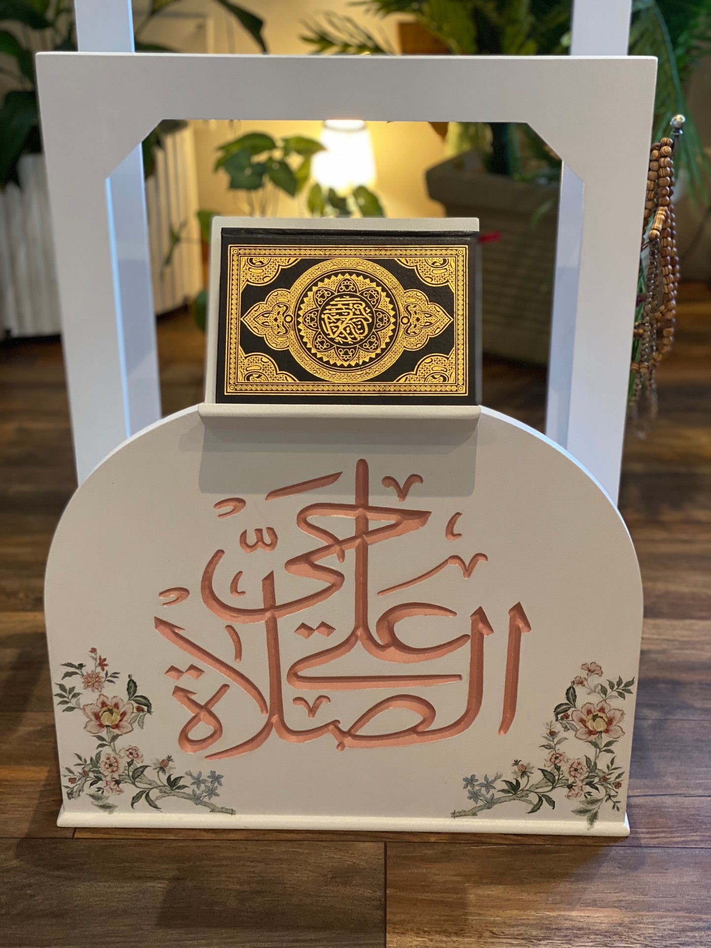 حامل سجاجيد الصلاه اوف وايت كلمه حي علي الصلاه روز وورده روزالينا وعليقه سبحه