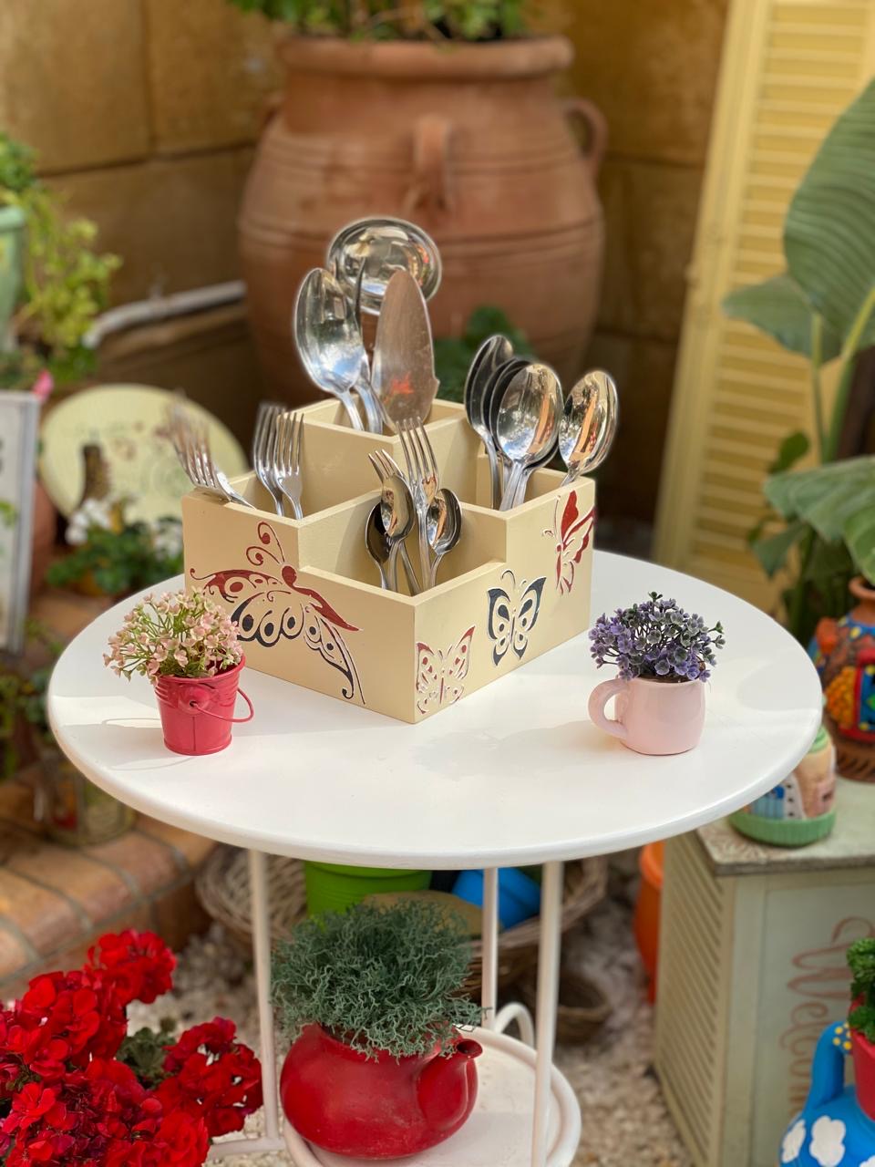 حامل شوك مربع بيج غامق فراشات بارزه
