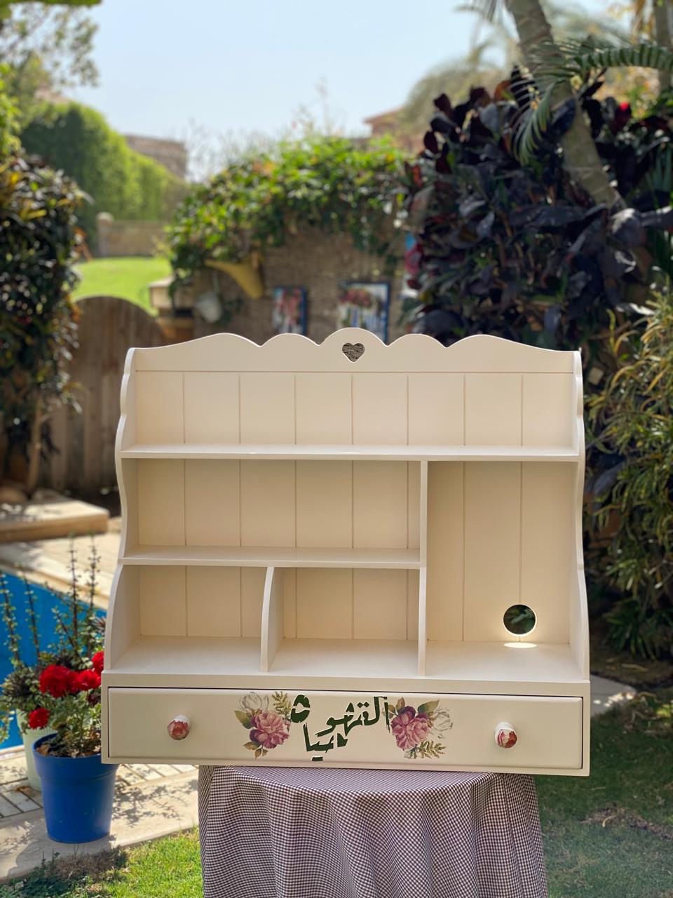 بيت مجات
ممكن يتعلق بيج ساده ورده چميله
كتابه عربي
درج واحد بارز