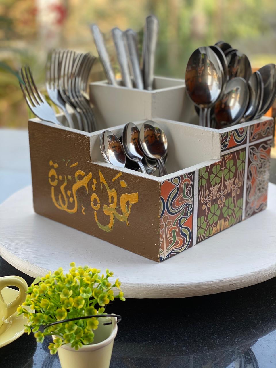 حامل شوك مربع بني