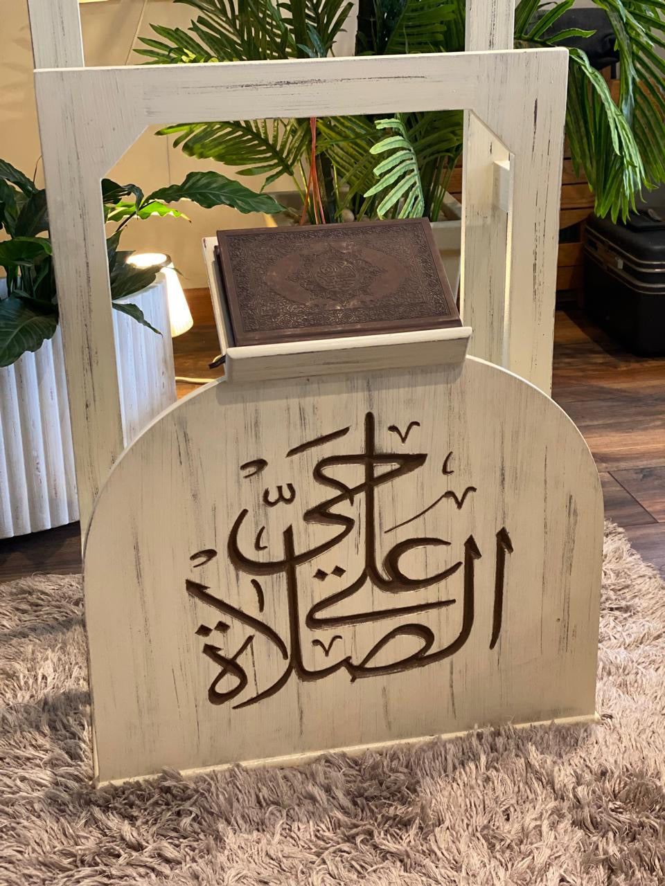 حامل سجاجيد صلاه ومصحف بيچ متجرح كلمه حي علي الصلاه بني