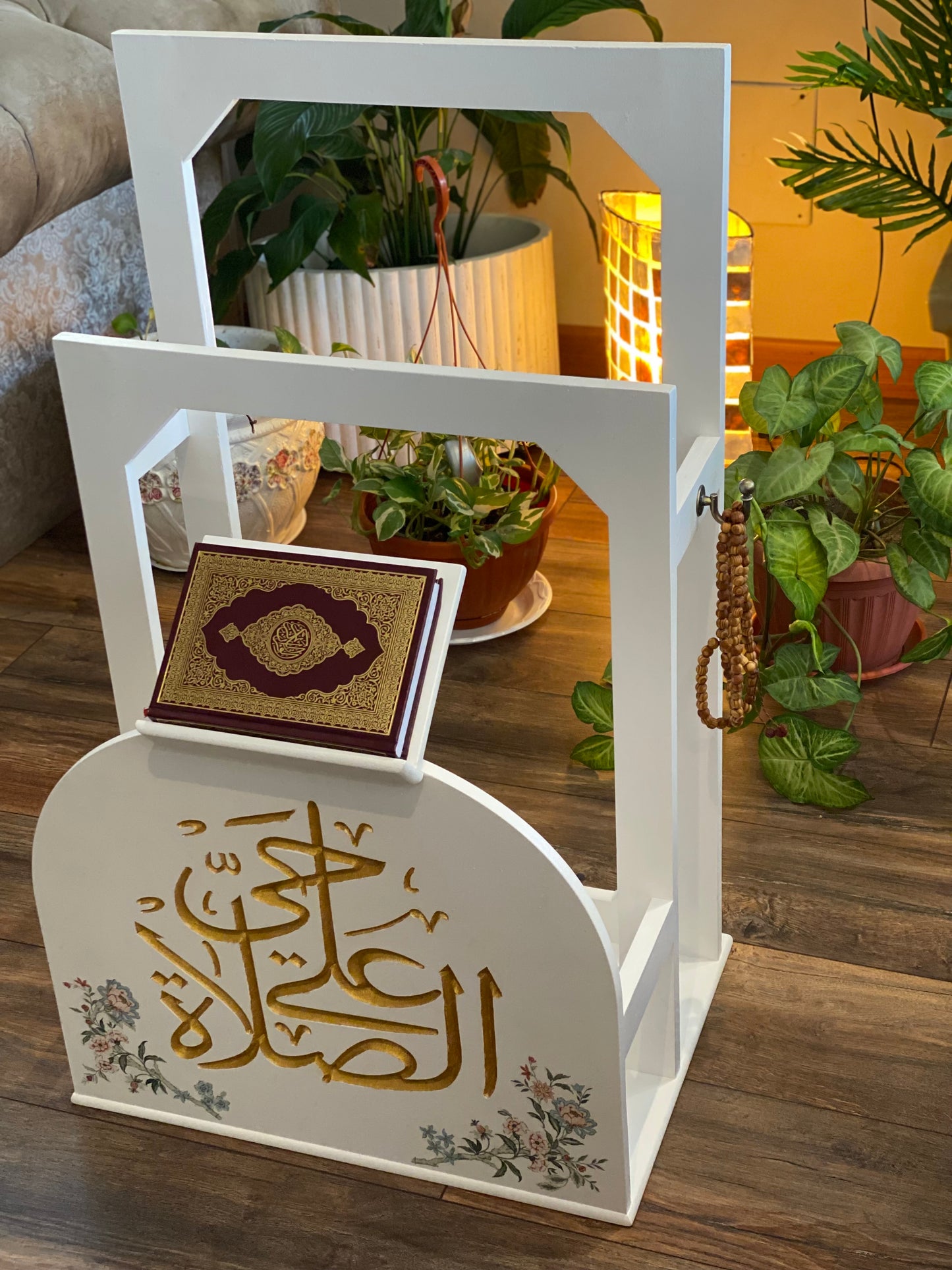 حامل سجاجيد صلاه ومصحف اوف وايت ورده روزالينا كلمه حي علي الصلاه بالدهبي مع عليقه سبحه