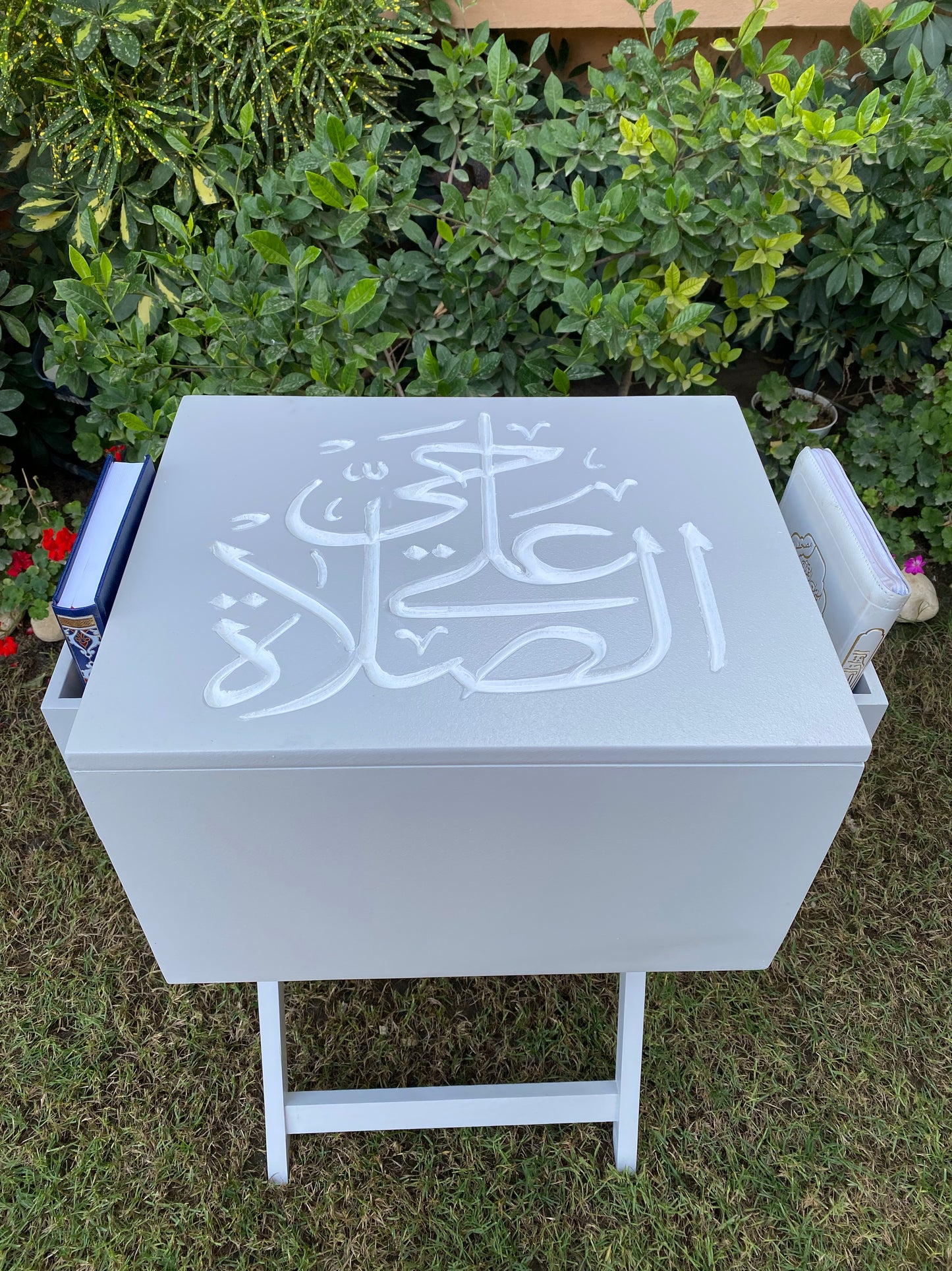 ترابيزه مصاحف رمادي كلمه اوف وايت