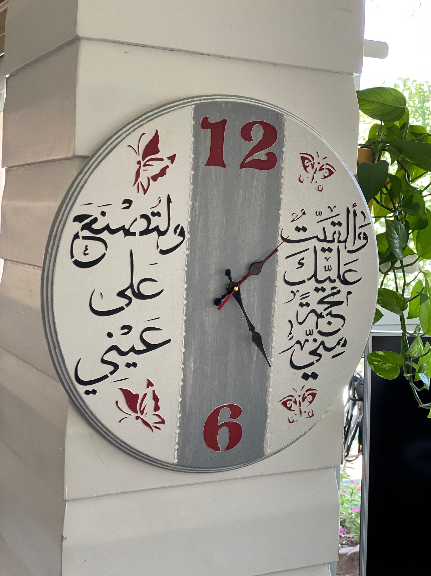 ساعه اوف وايت *رمادي  كتابه اسود في احمر كريز
