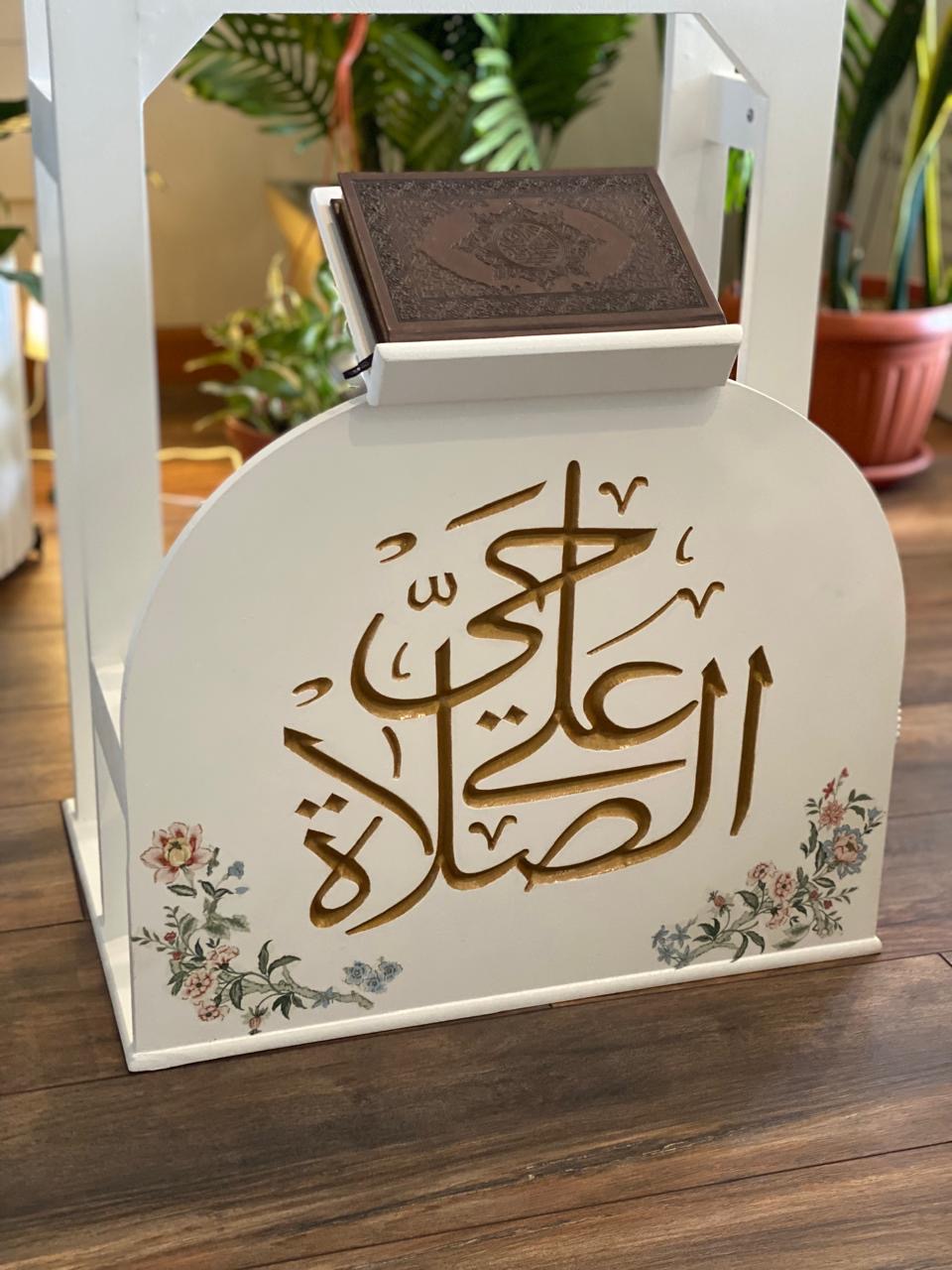 حامل سجاجيد صلاه ومصحف اوف وايت ورده روزالينا مع ٢عليقه سبح كلمه حي علي الصلاه دهبي