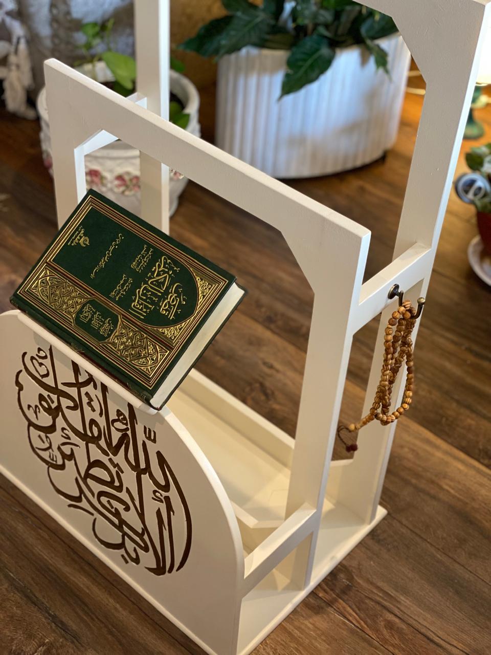 حامل سجاجيد صلاه ومصحف بيچ ساده مع عليقه سبح كلمه الايذكر الله تطمئن القلوب بالبني