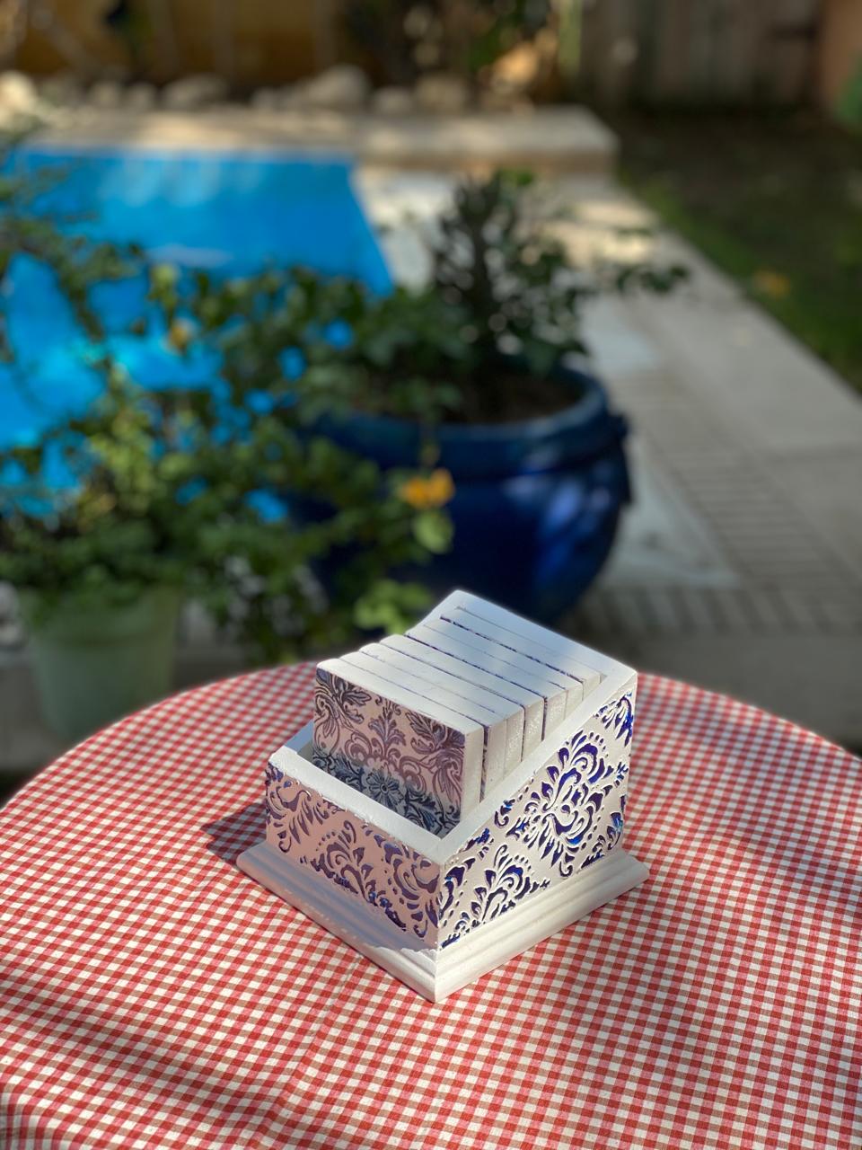 كوستر اوف وايت شغل بارز ازرق