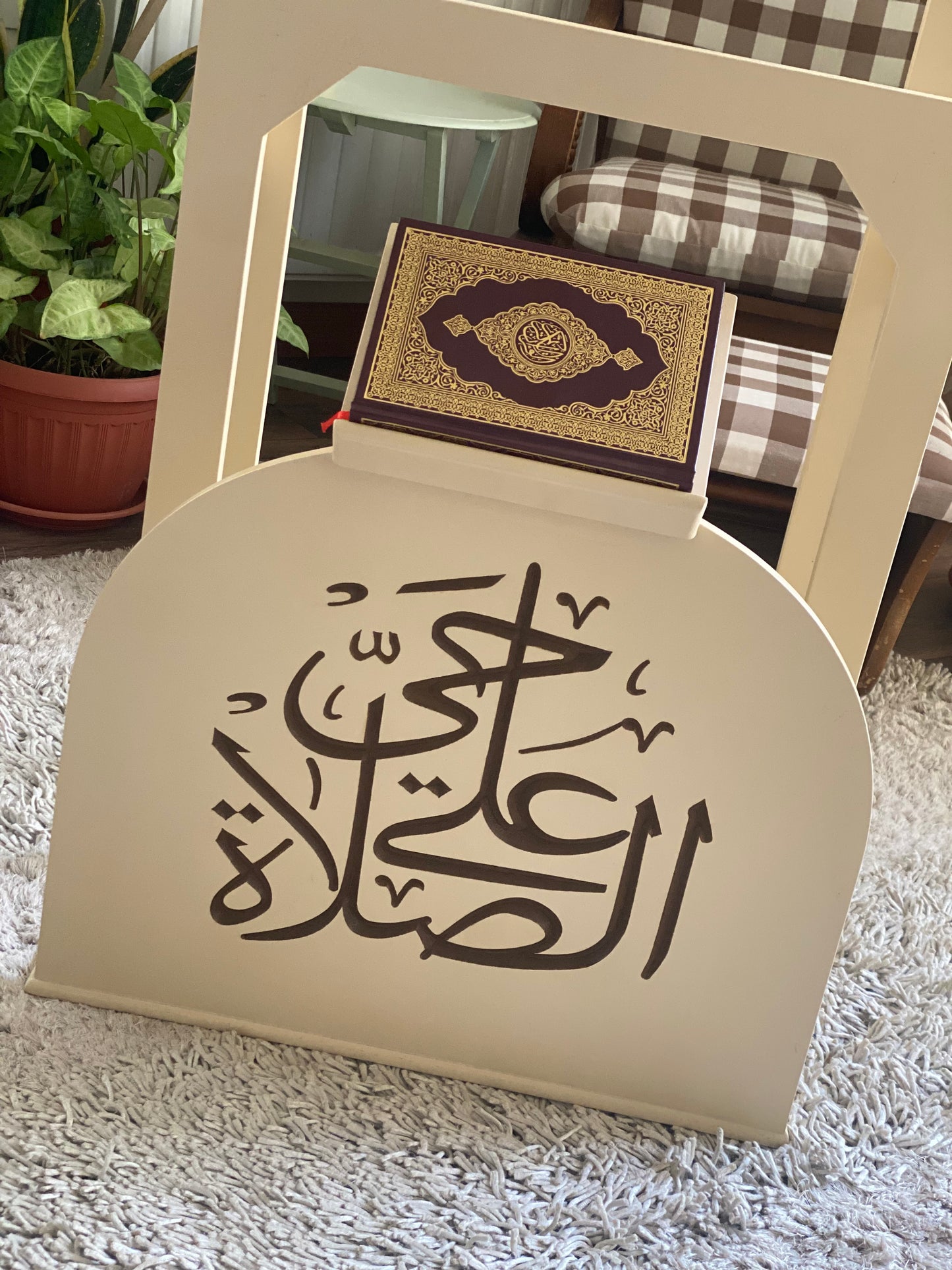 حامل سجاجيد صلاة ومصحف بيچ غامق مع عليقه سبح كلمه حي علي الصلاه بني