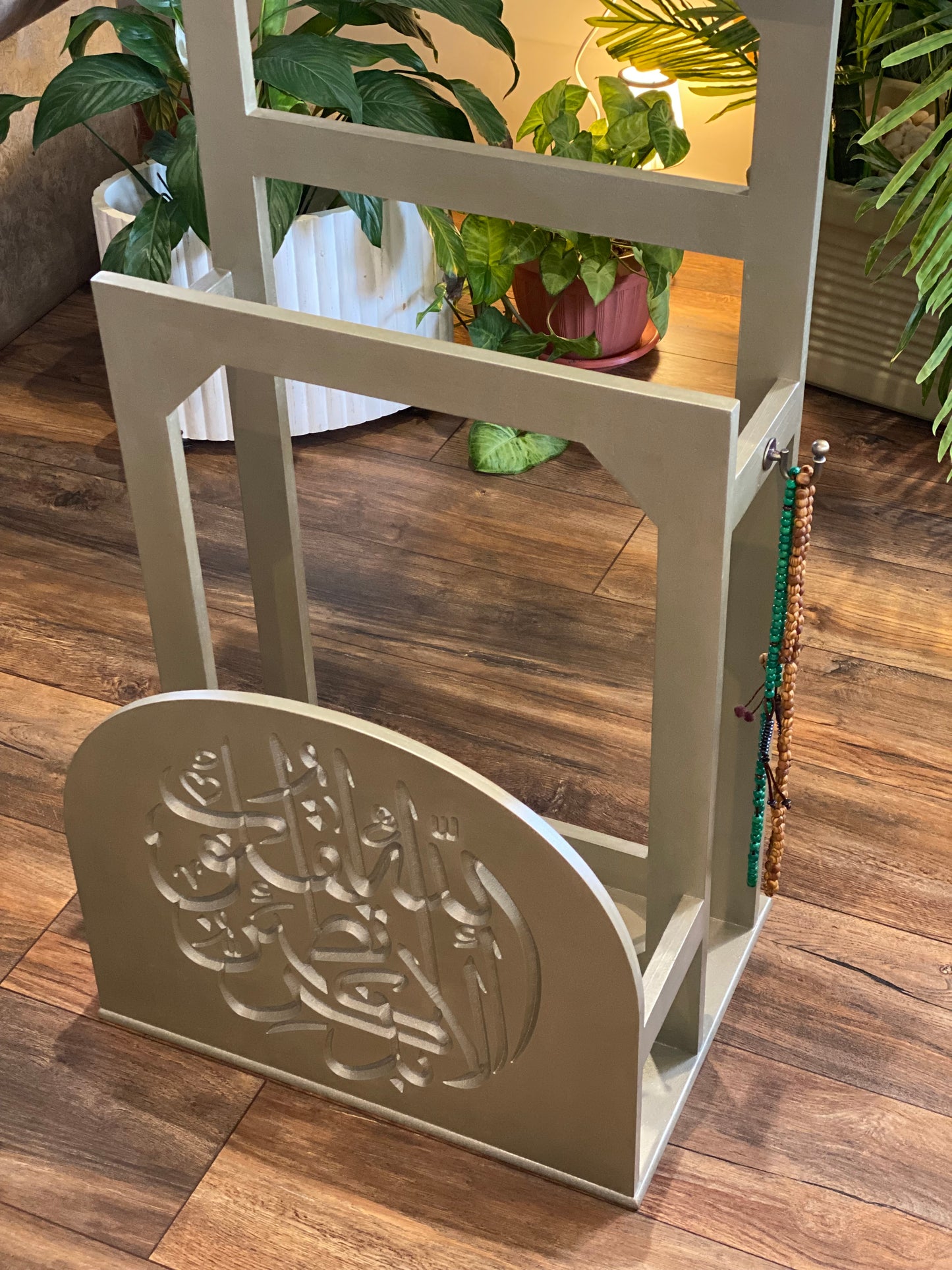 مصحف قراءه وحامل لسجاجيد الصلاه شامبين كلمه الا بذكر الله تطمئن القلوب مع عليقه للسبحه