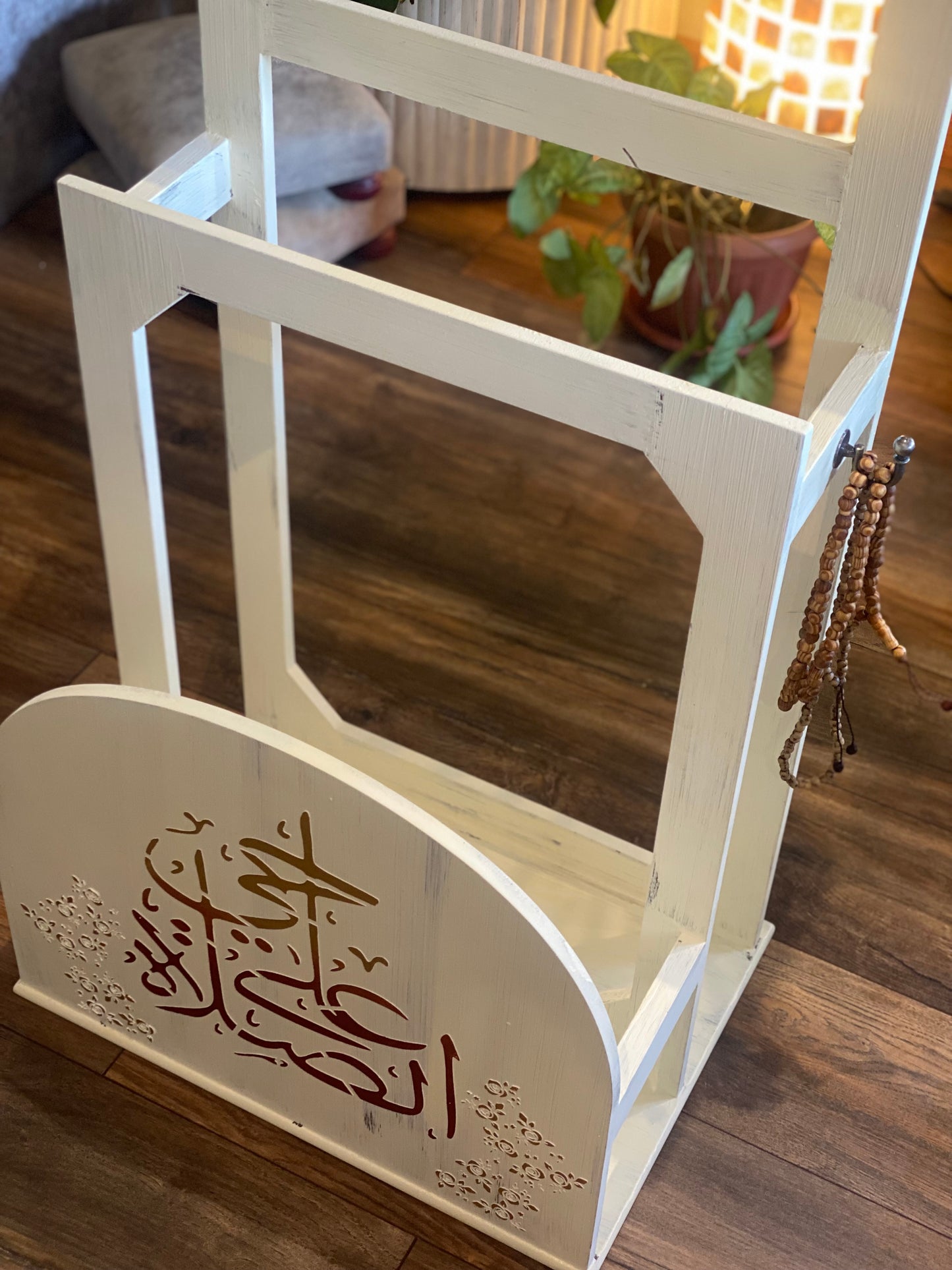 حامل مصحف للقراه وسجاجيد الصلاه بيج متجرح شغل بارز دهبي في نبيتي