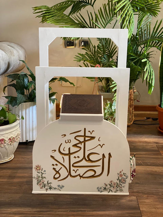 حامل  سجاجيد صلاه ومصحف اوف وايت ورده روزالينا مع ٢عليقه سبح كلمه حي علي الصلاه دهبي
