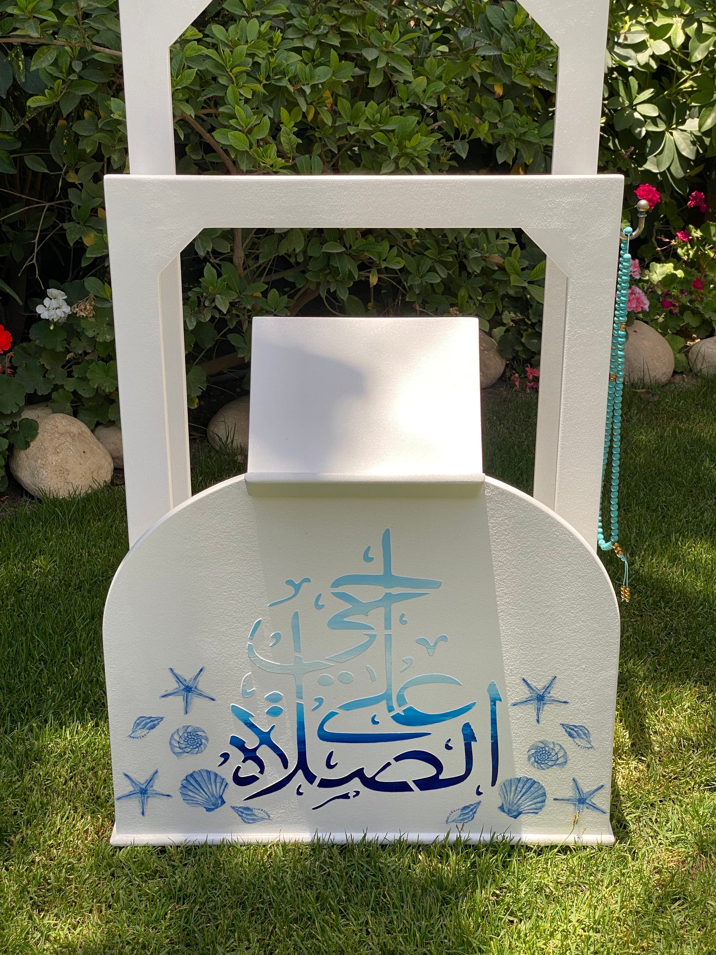 حامل سجاجيد صلاه ومصحف اوف وايت حي علي الصلاه مع قواقع البحر