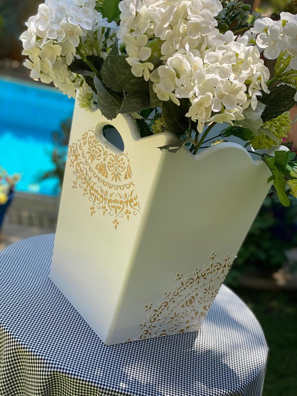 باسكت اوف وايت شغل بارز دهبي ( الورد الداخلي للتصوير)