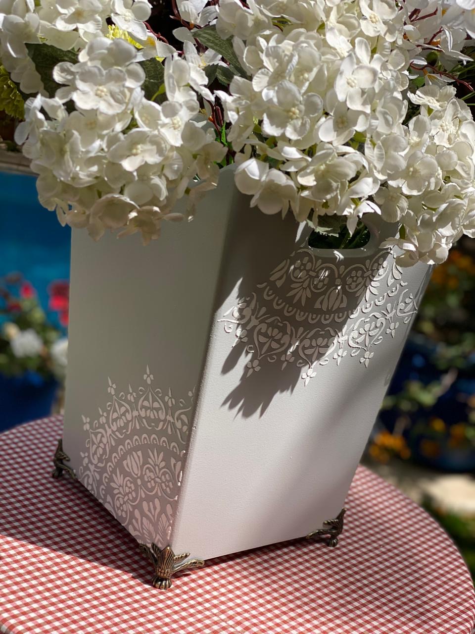 باسكت رمادي شغل بارز اوف وايت ( الورد الداخلي للتصوير ) بأرجل