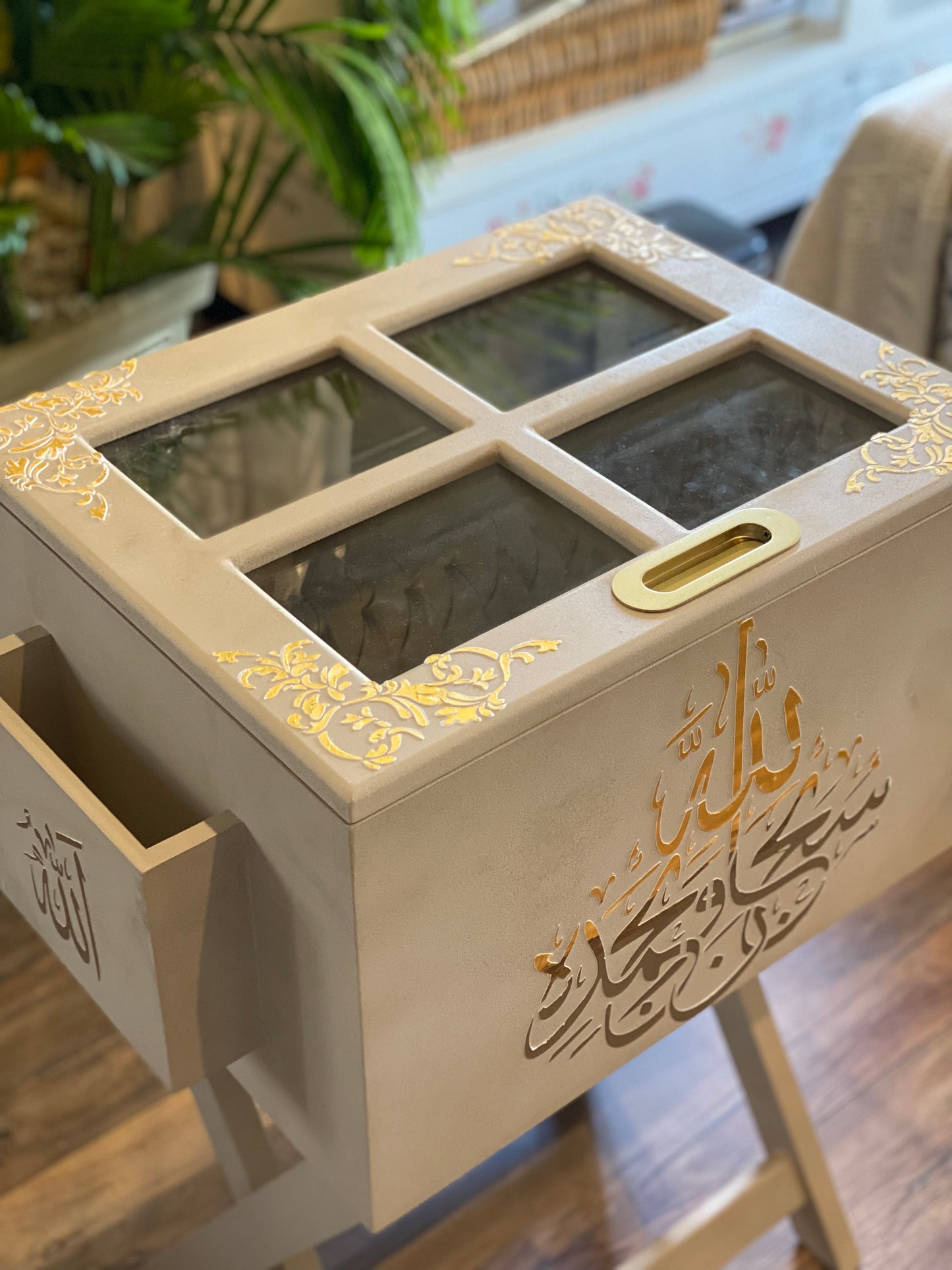 ترابيزه مصحف وسجاجيد صلاه واسدالات مزوده بحامل خلفي لمصحف التهجد لون  كافيه شغل بارز دهبي وبني