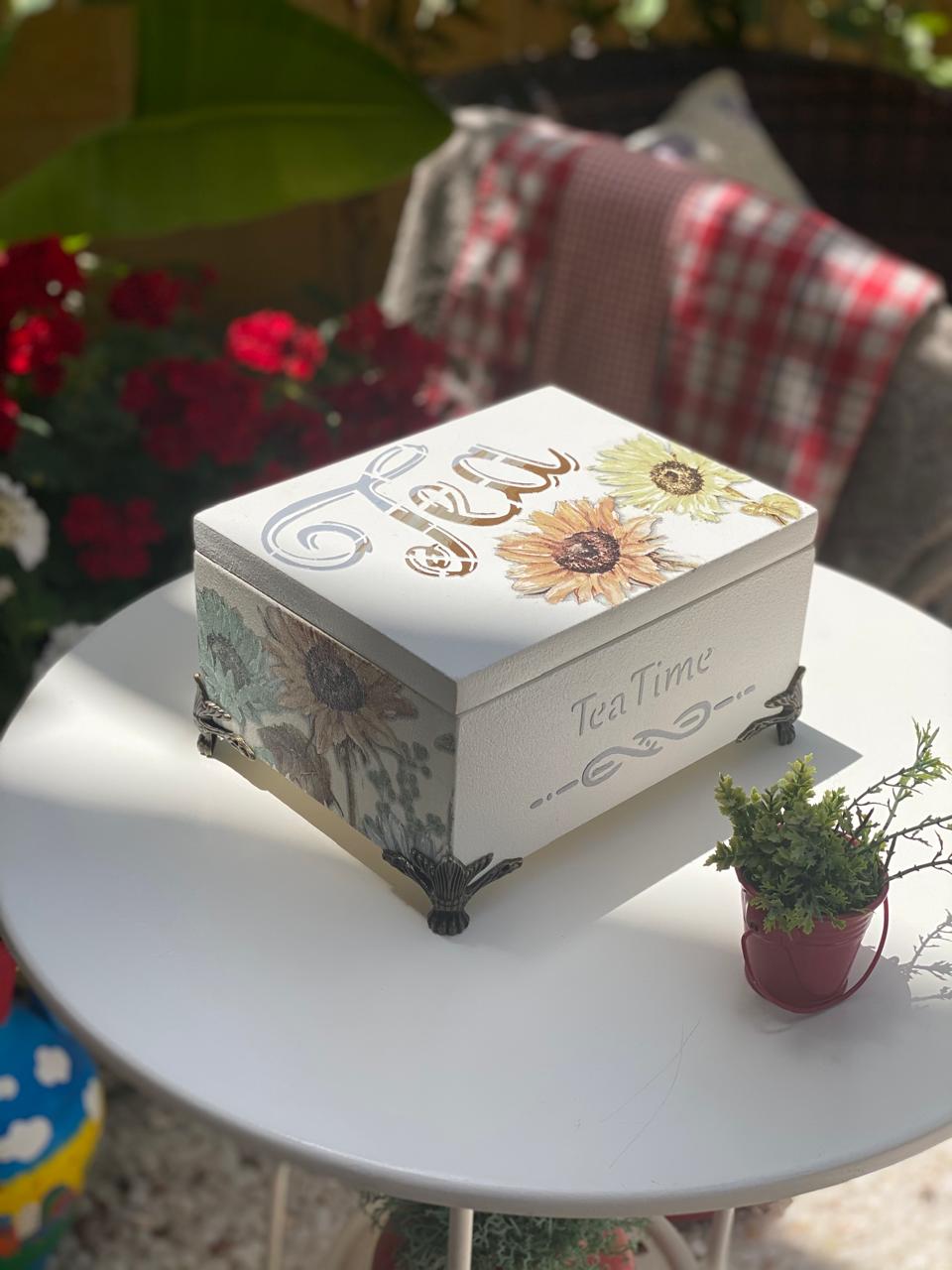 (tea box)  اوف وايت ورده لورا