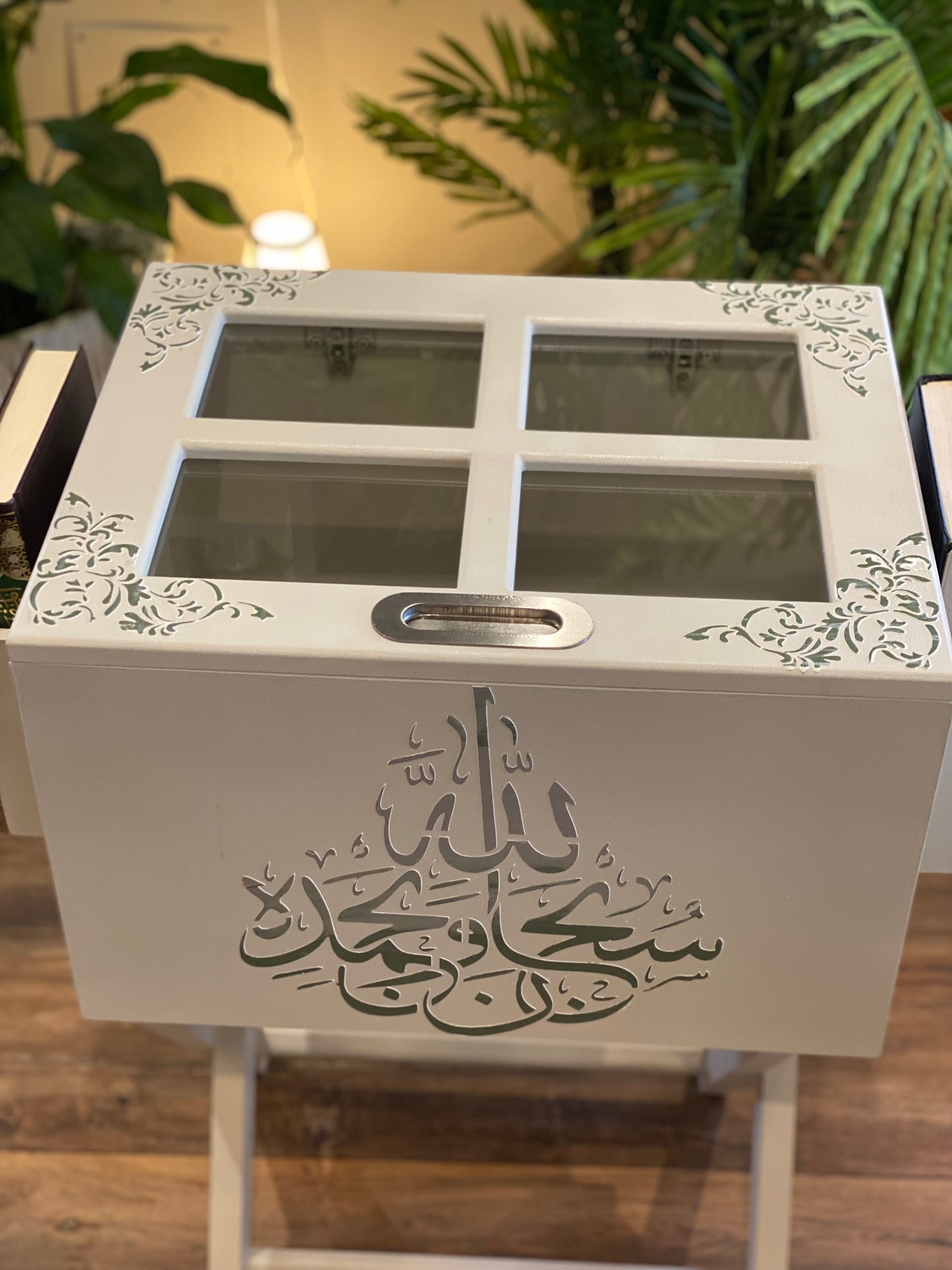 ترابيزه مصحف وسجاجيد صلاه واسدالات مزوده بحامل خلفي لمصحف التهجد لون رمادي فاتح كلمه مدرجه من الفضي للزيتي