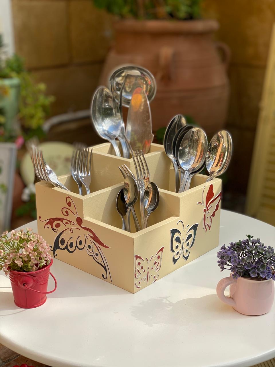 حامل شوك مربع بيج غامق فراشات بارزه