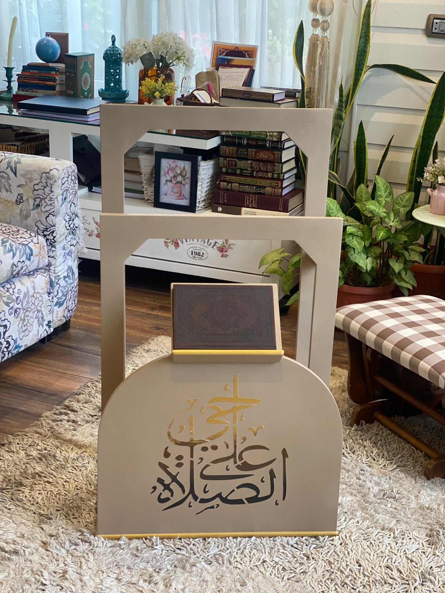 حامل سجاجيد كافيه غامق  كلمه حي علي الصلاه مدرجه من الدهبي الي البني الغامق