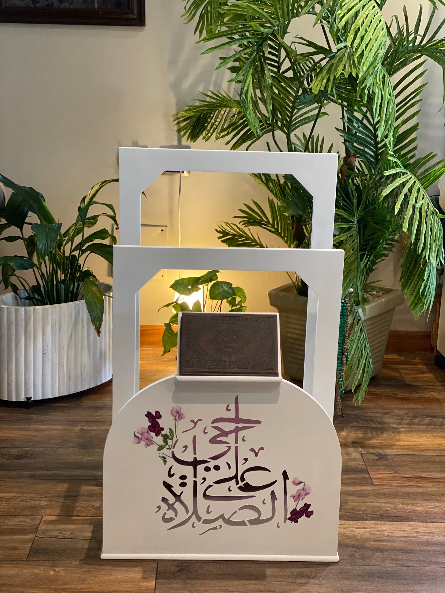 حامل سجاجيد اوف وايت كلمه بارزه موڤات مع جراي  و عليقه سبح