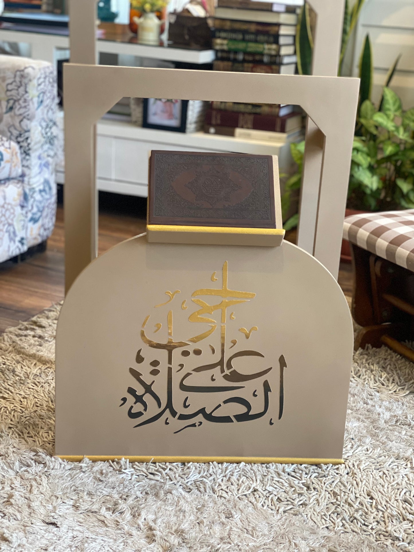 حامل سجاجيد كافيه غامق  كلمه حي علي الصلاه مدرجه من الدهبي الي البني الغامق
