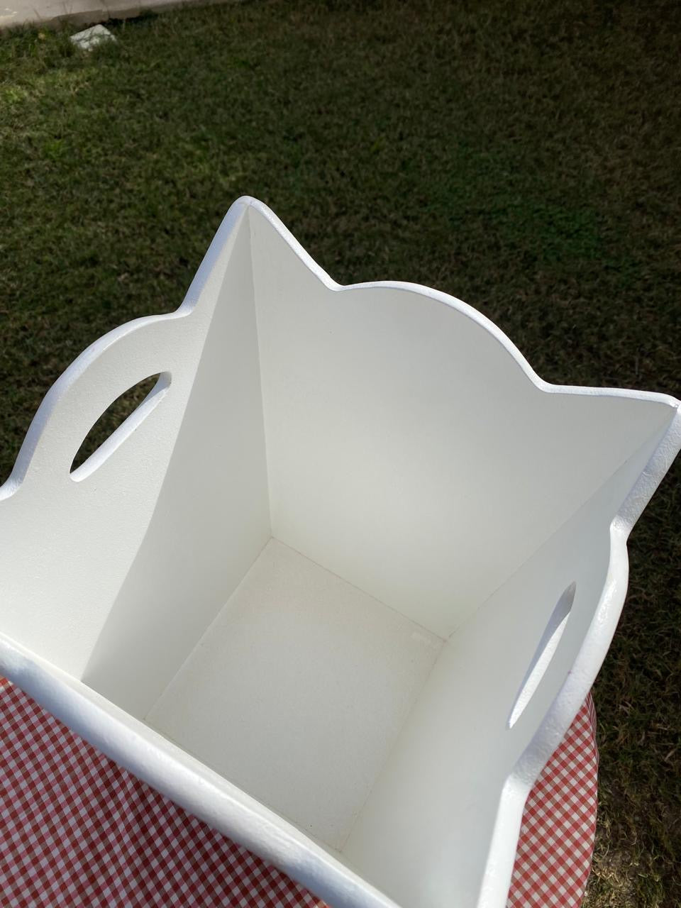 باسكت اوف وايت ورده جورا ( الورد الداخلي للتصوير)