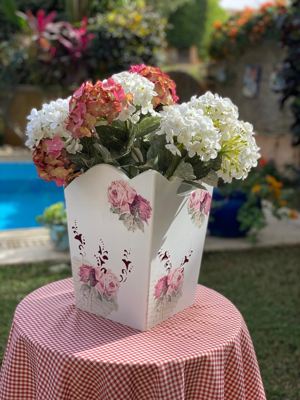 باسكت اوف وايت ورده جورا ( الورد الداخلي للتصوير)