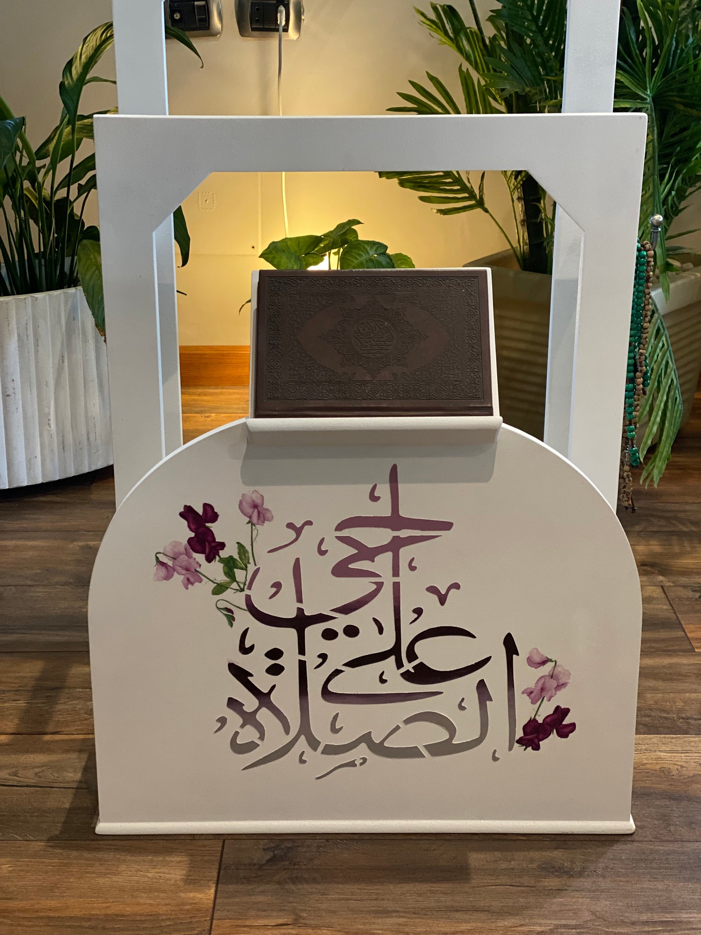 حامل سجاجيد اوف وايت كلمه بارزه موڤات مع جراي  و عليقه سبح