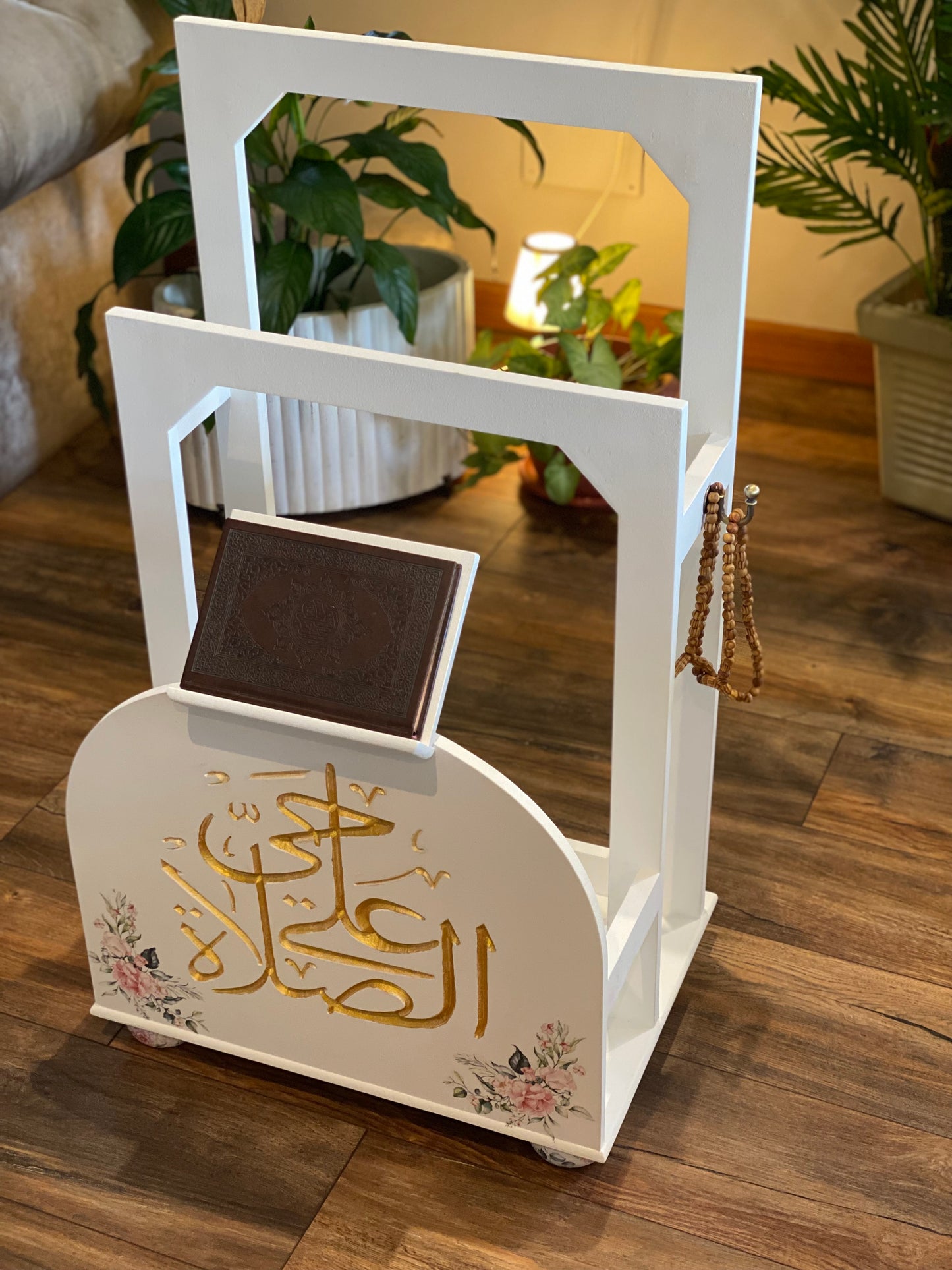 حامل سجاجيد صلاه ومصحف اوف وايت كلمه حي علي الصلاه بالدهبي  ورده ريحانه مع ( عليقه سبحه) ( ارجل خشب)