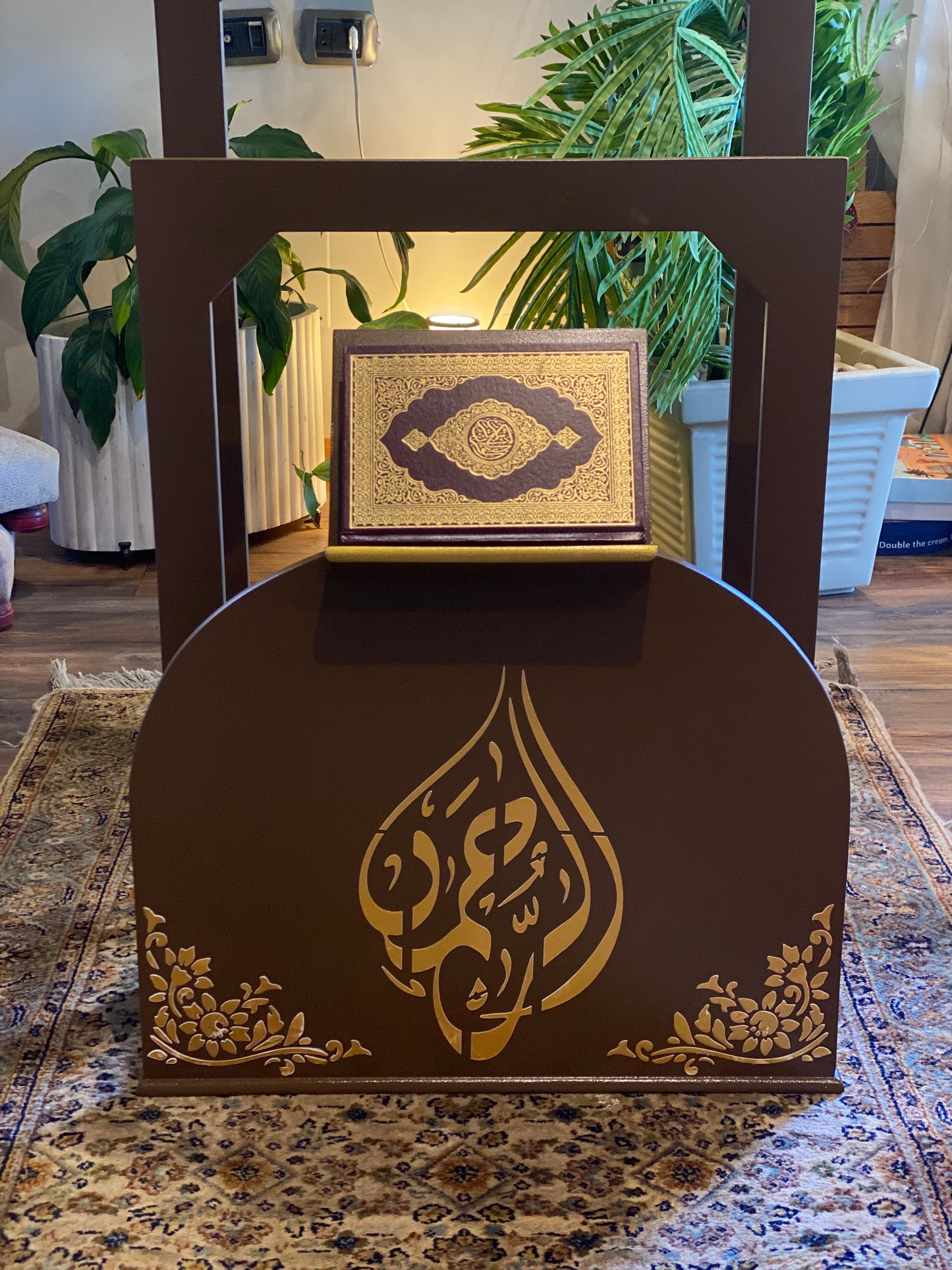 حامل سجاجيد صلاه بني كلمه الرحمن بالدهبي بارزه
