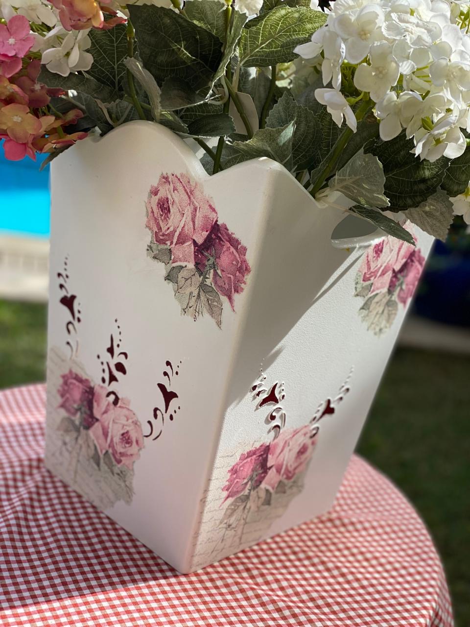 باسكت اوف وايت ورده جورا ( الورد الداخلي للتصوير)