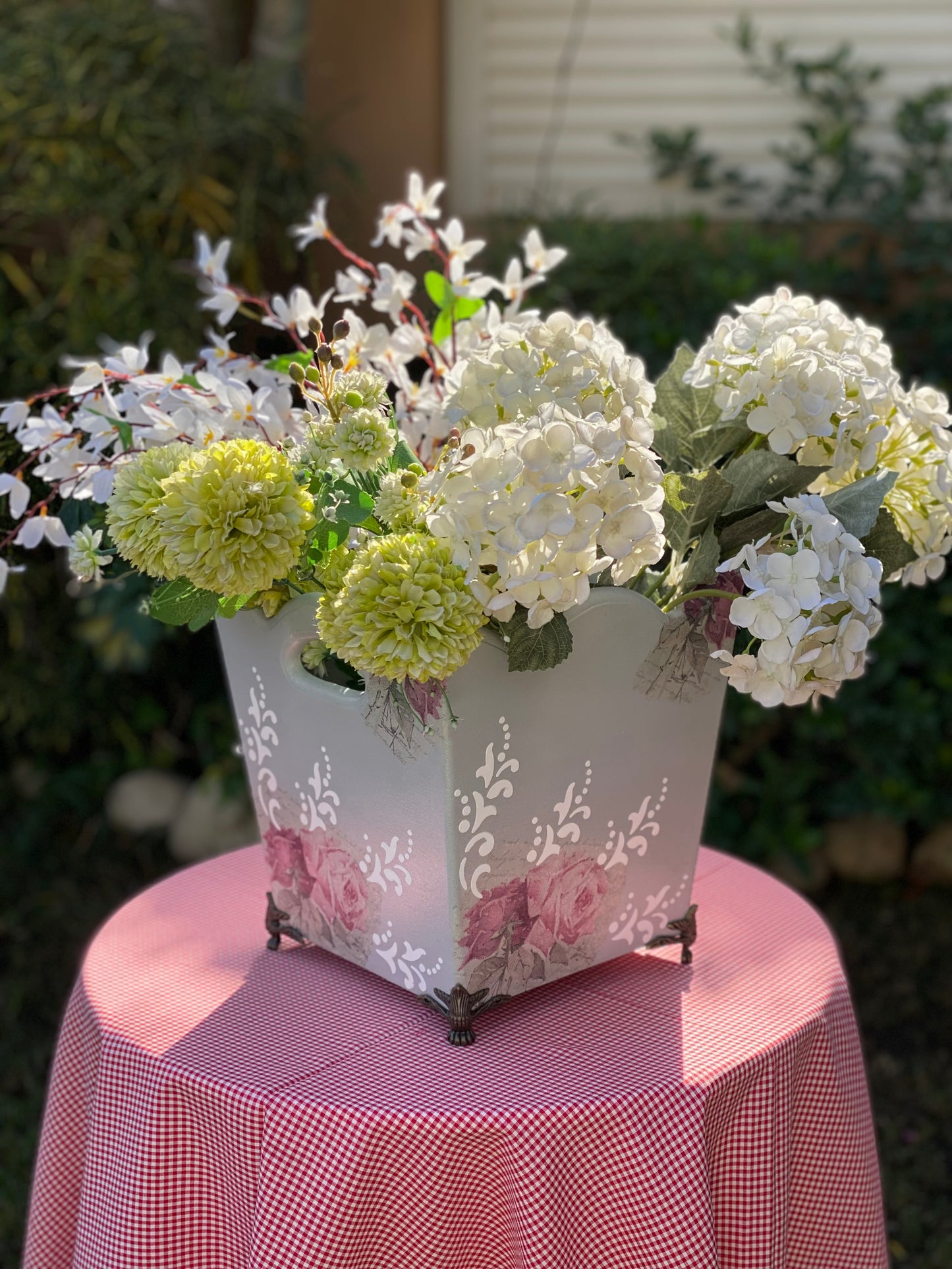 باسكت رمادي ورده چورا بأرجل نحاس  الورد الداخلي للتصوير فقط