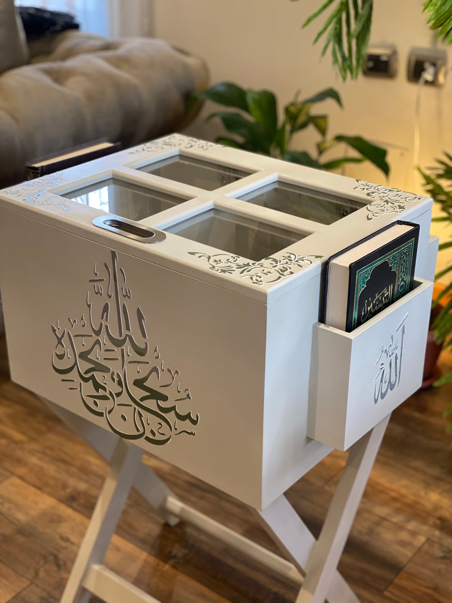 ترابيزه مصحف وسجاجيد صلاه واسدالات مزوده بحامل خلفي لمصحف التهجد لون رمادي فاتح كلمه مدرجه من الفضي للزيتي