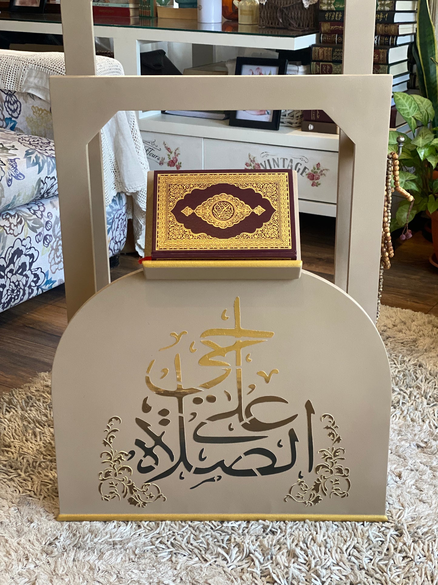 حامل سجاجيد صلاه كافيه كلمه حي علي الصلاه بارزه وشغل بارز بالبني مع عليقه سبح