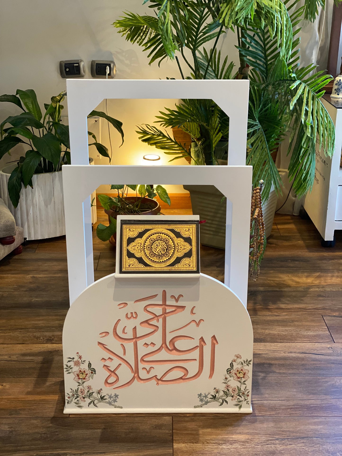 حامل سجاجيد الصلاه اوف وايت  كلمه حي علي الصلاه روز وورده روزالينا وعليقه سبحه