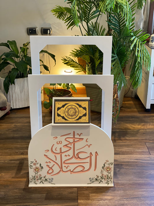 حامل سجاجيد الصلاه اوف وايت  كلمه حي علي الصلاه روز وورده روزالينا وعليقه سبحه