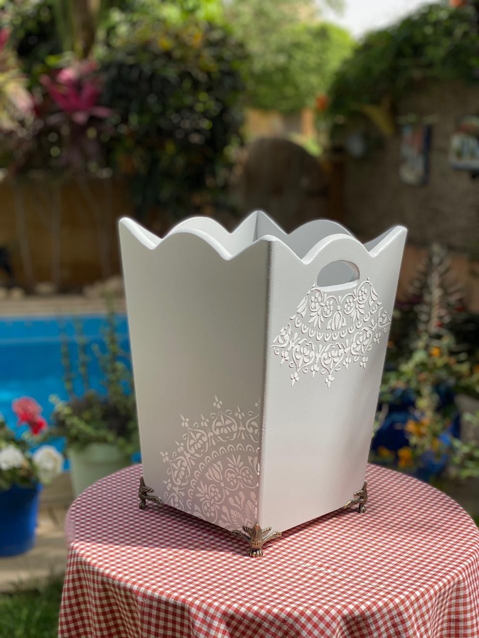 باسكت رمادي شغل بارز اوف وايت ( الورد الداخلي للتصوير ) بأرجل