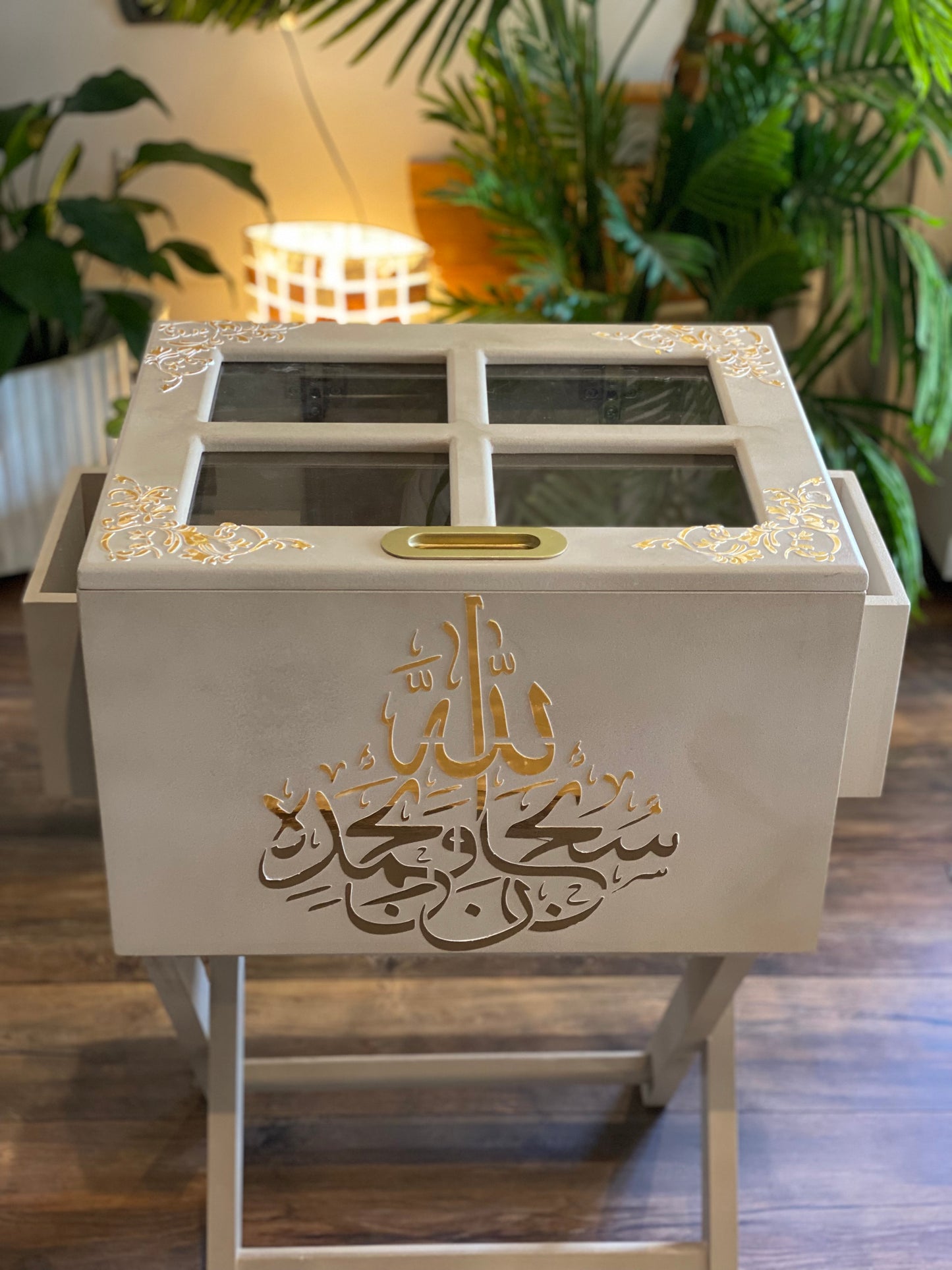 ترابيزه مصحف وسجاجيد صلاه واسدالات مزوده بحامل خلفي لمصحف التهجد لون  كافيه شغل بارز دهبي وبني