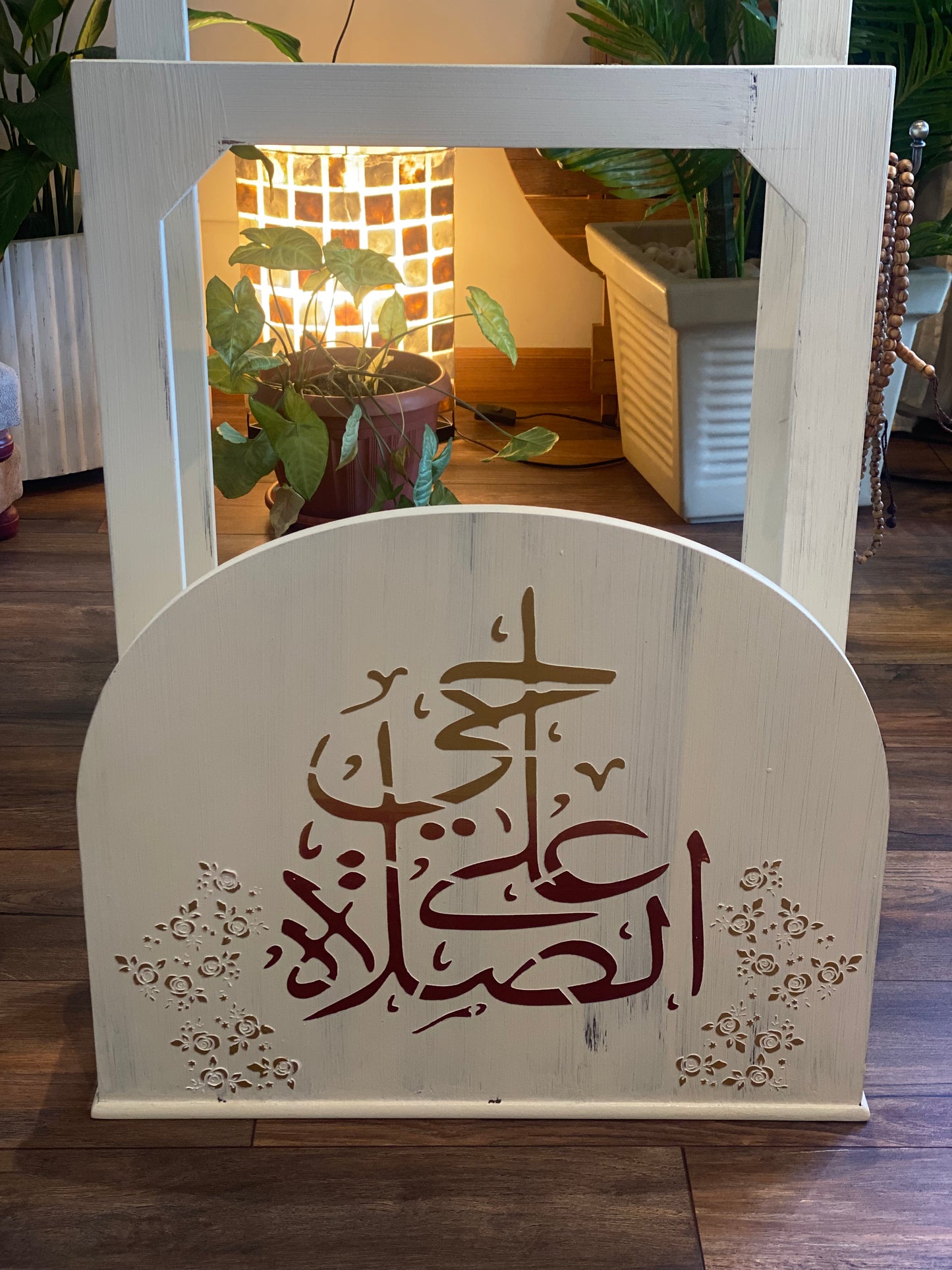 حامل مصحف للقراه وسجاجيد الصلاه بيج متجرح شغل بارز دهبي في نبيتي