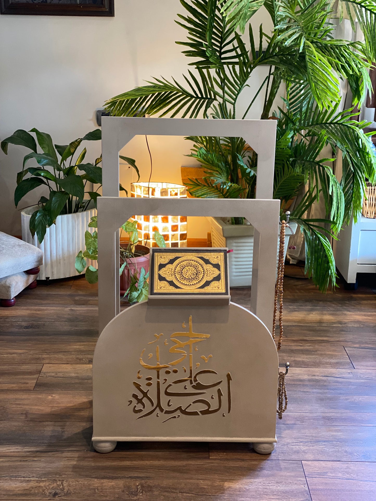 حامل سجاجيد صلاه مع عليقه للسبح وارجل خشبيه لون كافيه غامق شغل دهبي وبني