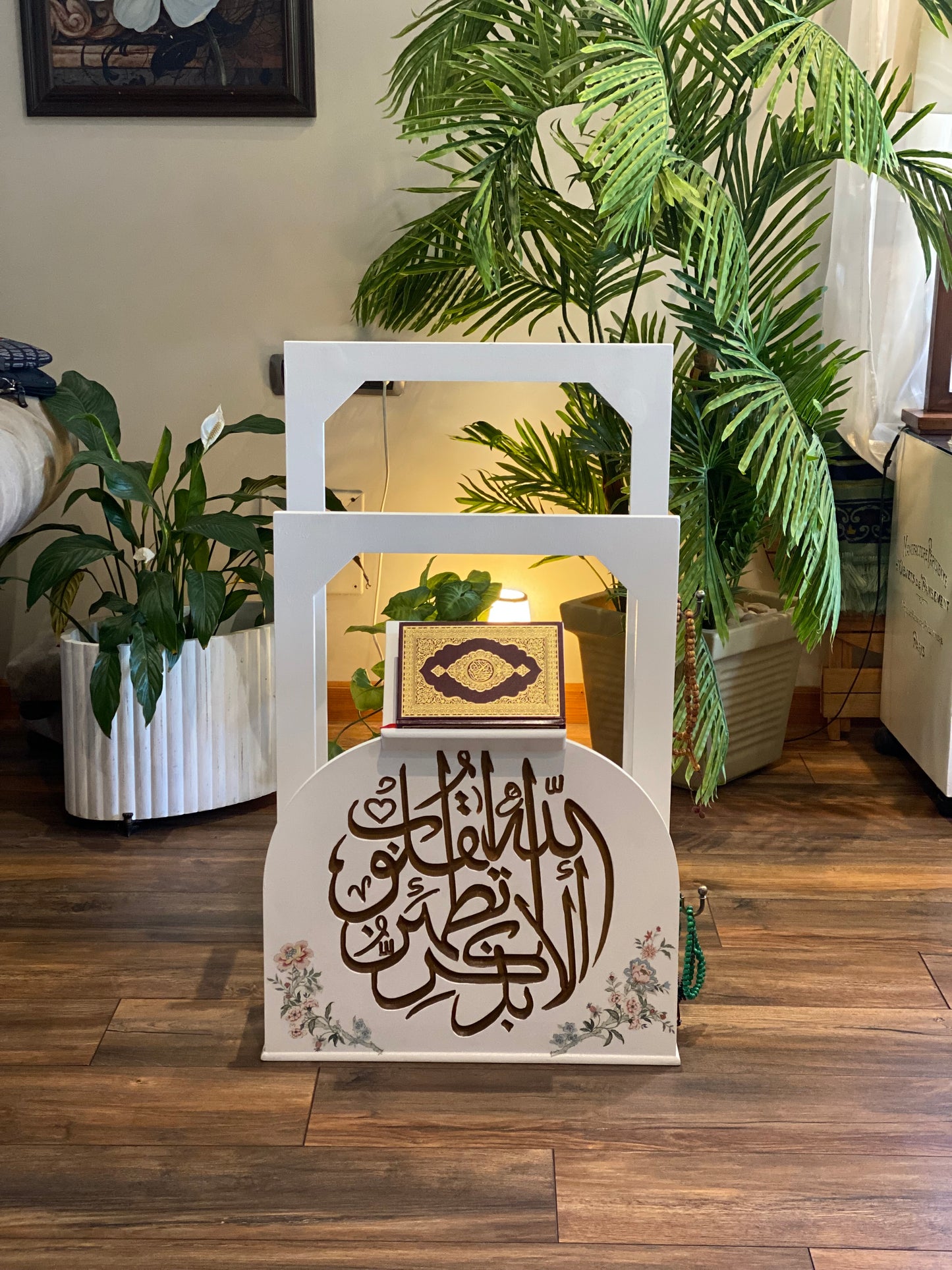 حامل سجاجيد صلاه ومصحف اوف وايت كلمه الا بذكر الله بني مع ٢ عليقه سبحه