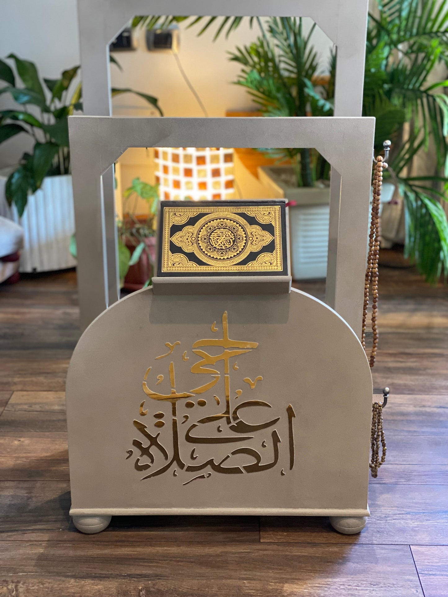 حامل سجاجيد صلاه مع عليقه للسبح وارجل خشبيه لون كافيه غامق شغل دهبي وبني