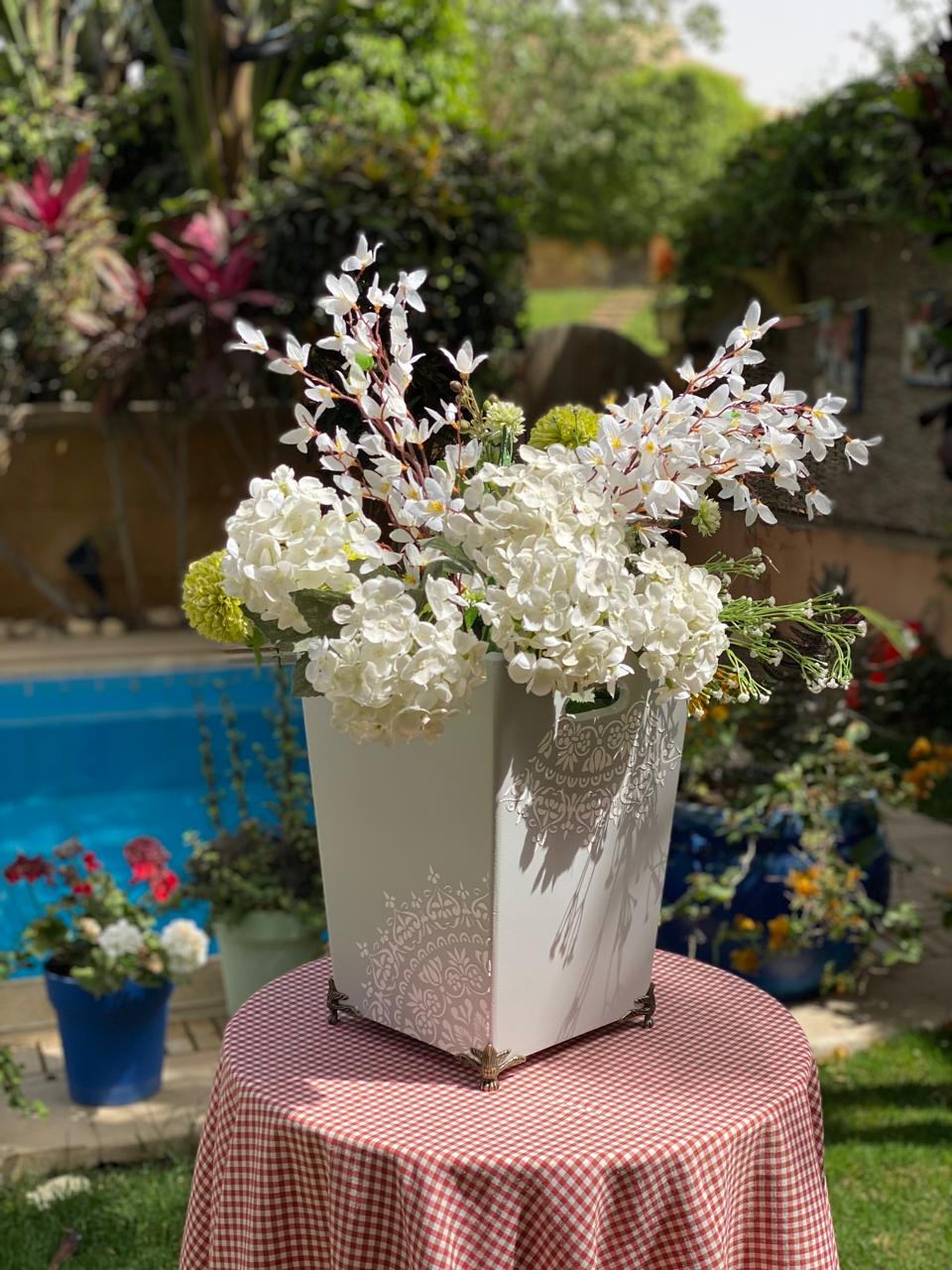 باسكت رمادي شغل بارز اوف وايت ( الورد الداخلي للتصوير ) بأرجل