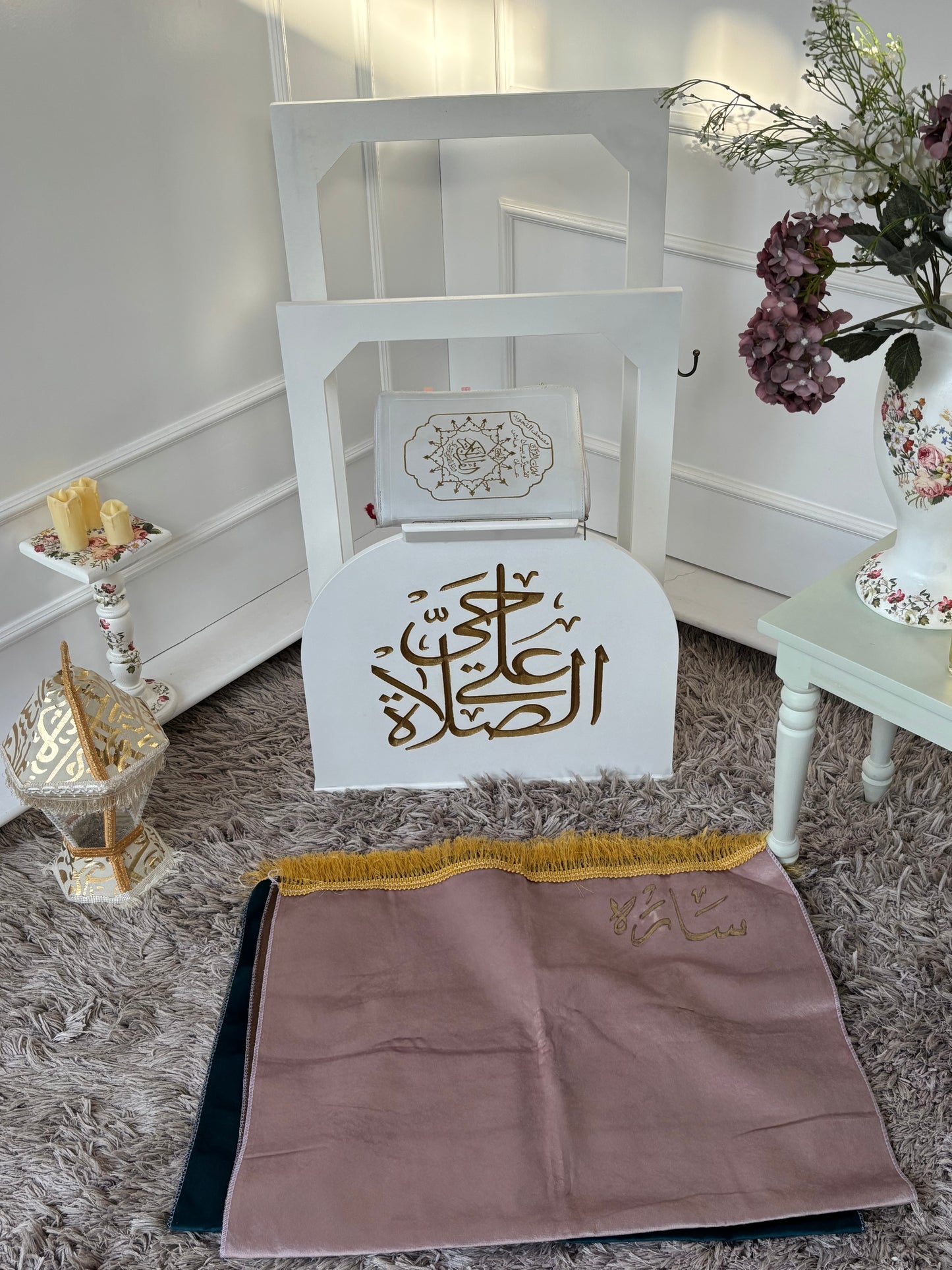 حامل سجاجيد صلاه ومصحف اوف وايت كلمه حي علي الصلاه بني   مع عليقه سبحه