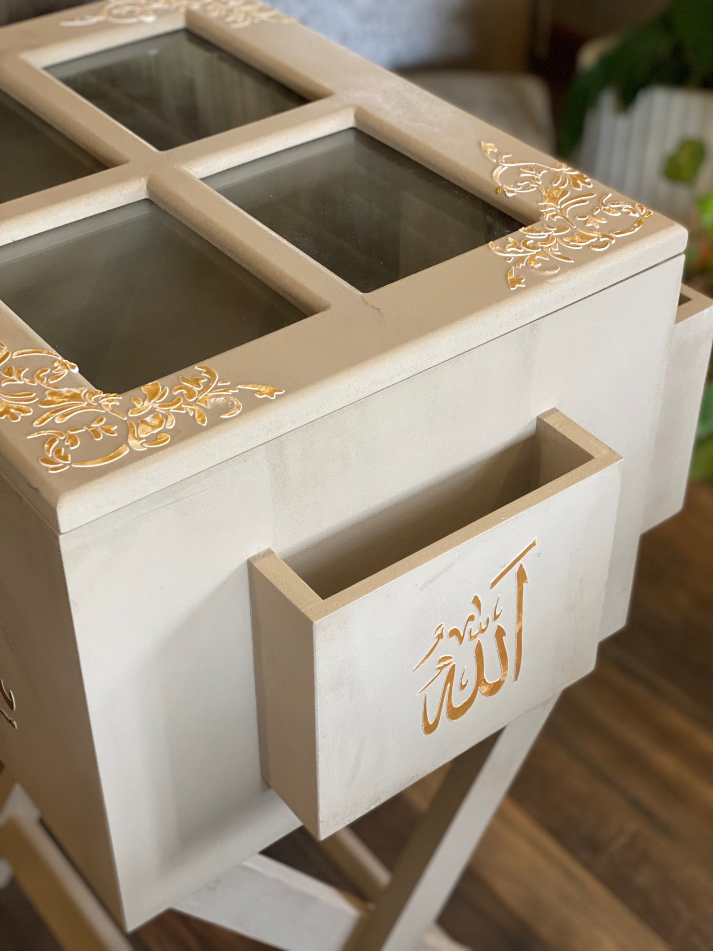 ترابيزه مصحف وسجاجيد صلاه واسدالات مزوده بحامل خلفي لمصحف التهجد لون  كافيه شغل بارز دهبي وبني