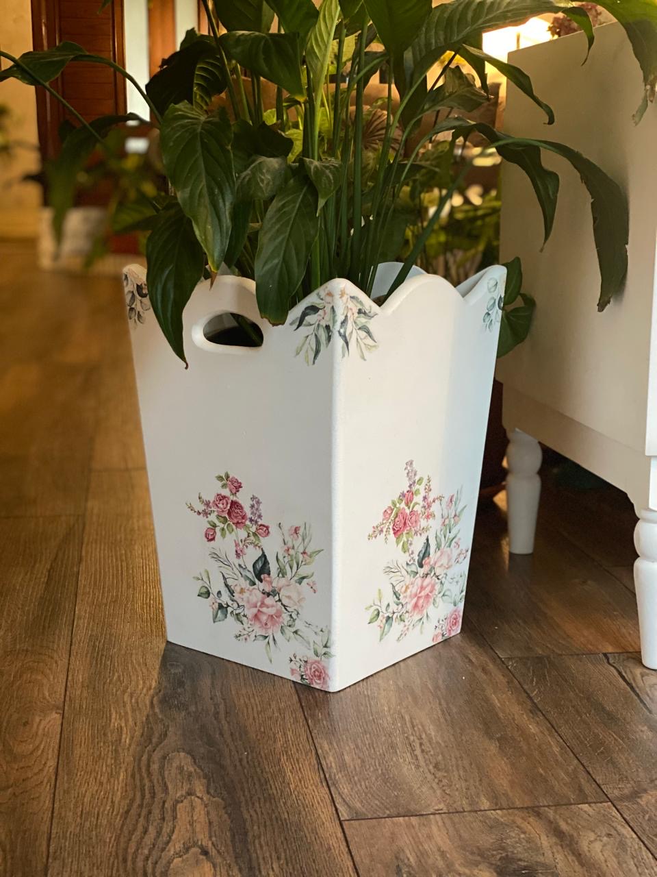 باسكت اوف وايت ورده ريحانه وازاليا ( الزرع الداخلي للتصوير)